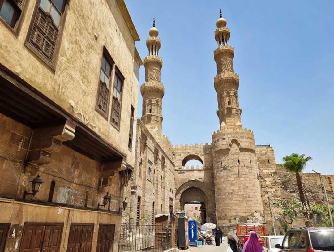 مناره های دروازه زوویله از نمای پایین در حضور گردشگران