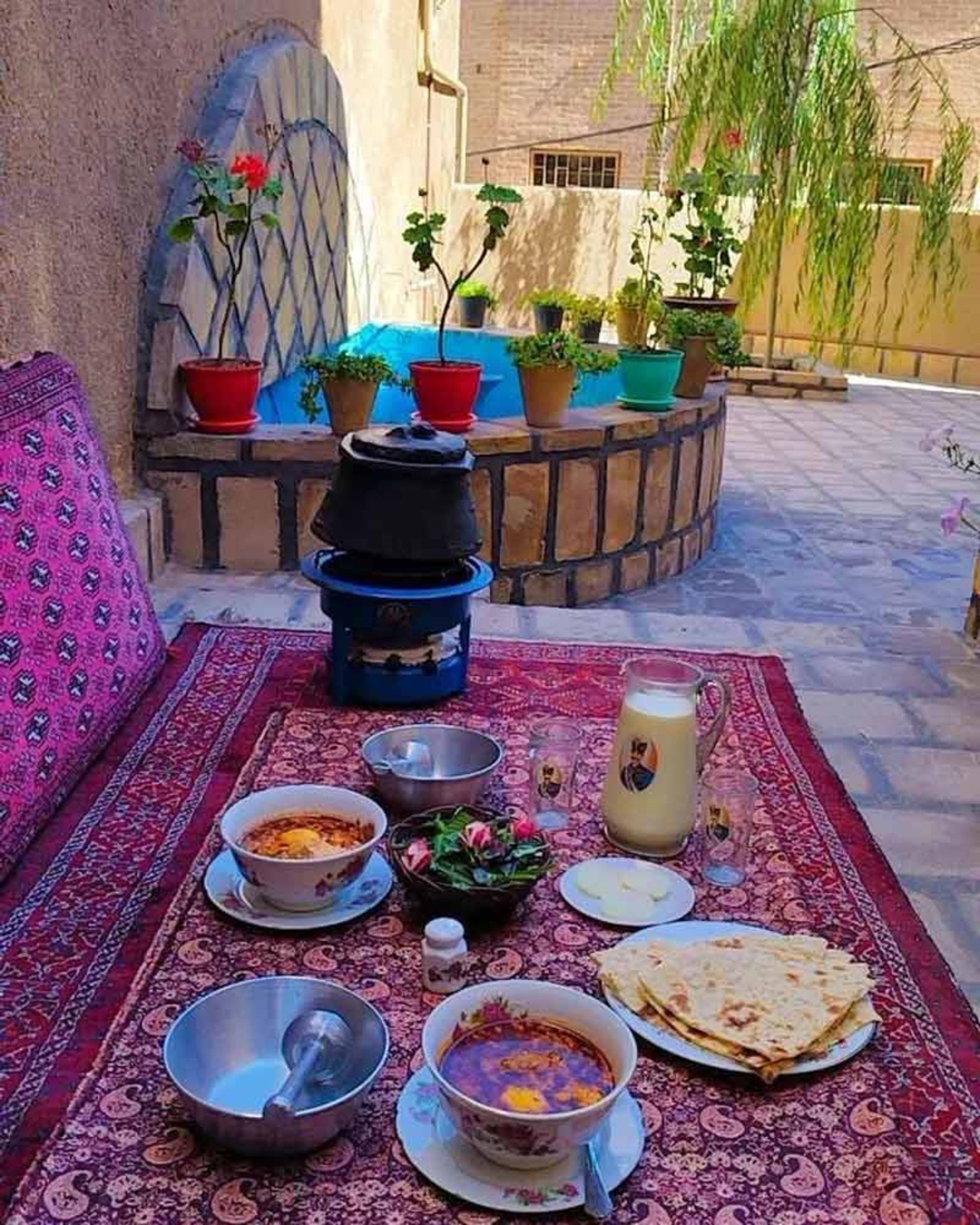 صبحانه روی تخت در حیاط اقامتگاه هزاره کنگ