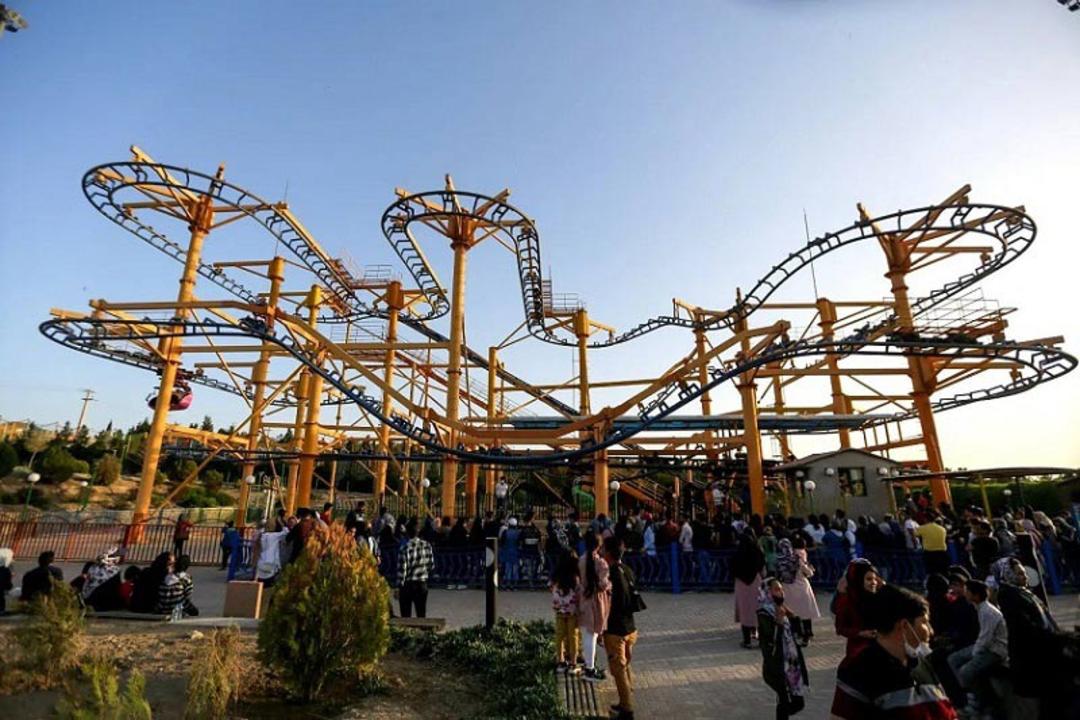 ترن معلق در شهر رویاها اصفهان؛ منبع عکس: اینستاگرام dreamsland_isfahan؛ عکاس: ناشناس