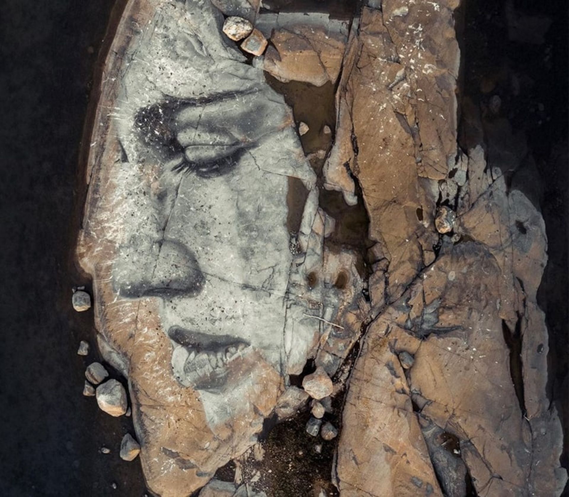 نقاشی چهره یک زن روی صخره