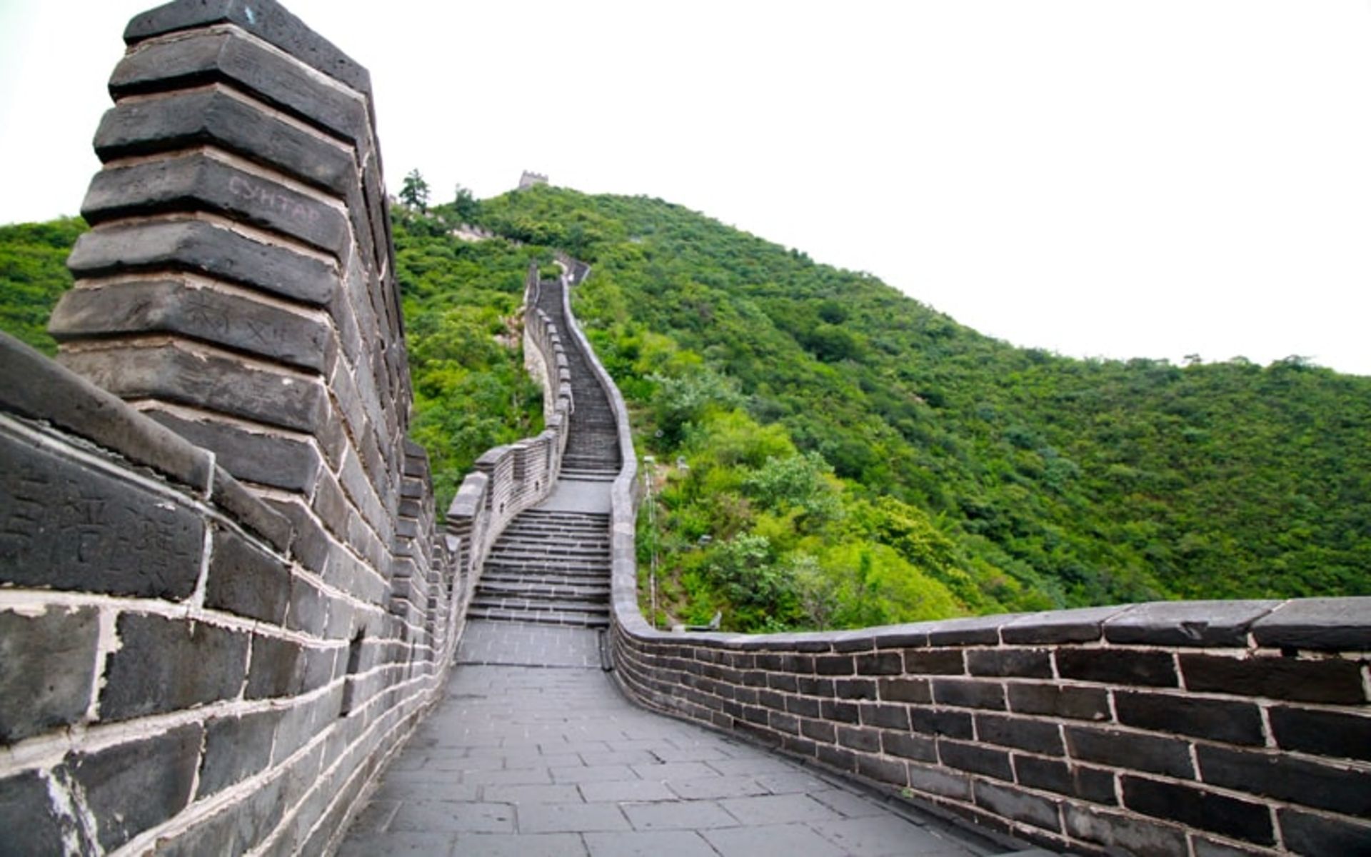 دیوار چین در بهار، منبع عکس: gobeyondtravel.com (عکاس: ناشناس)