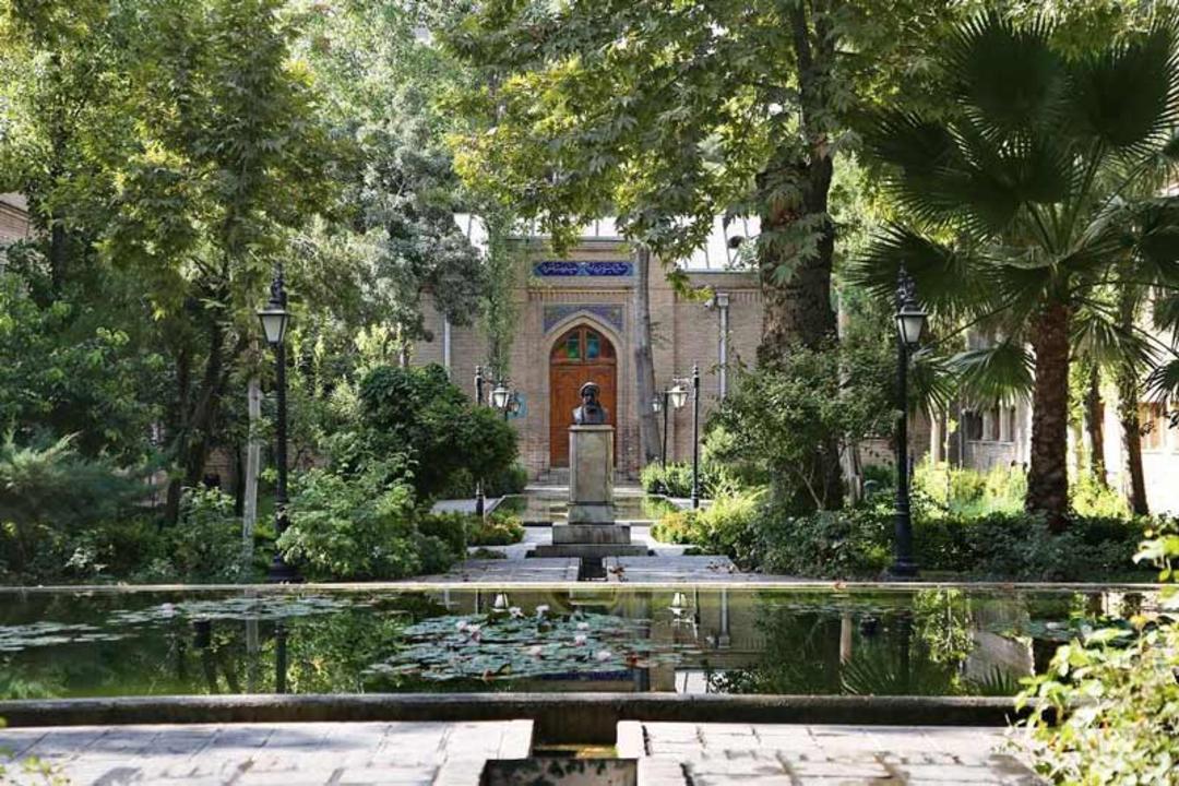 سردیس فردوسی مقابل استخر و عمارت باغ موزه نگارستان