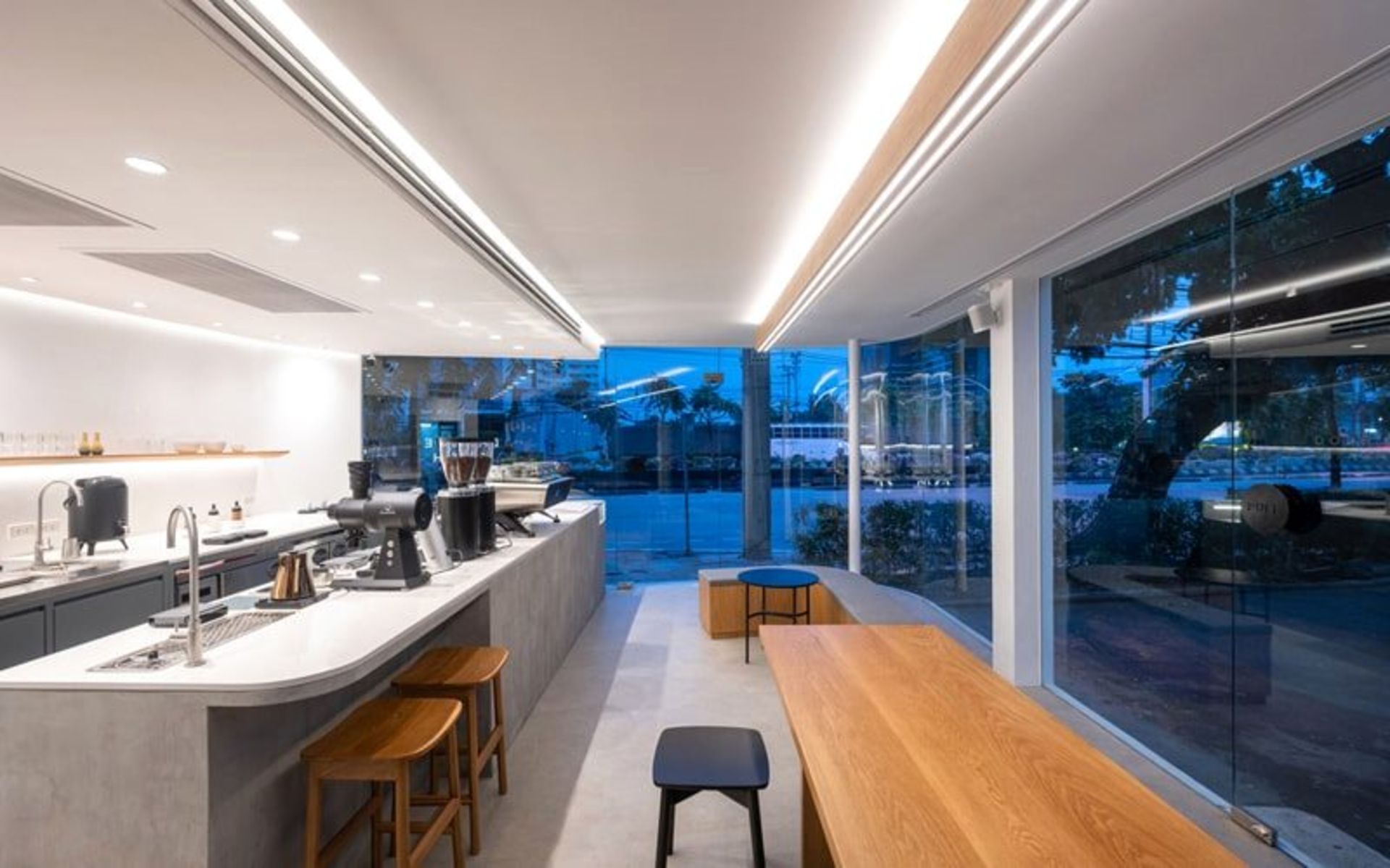 میز و صندلی چوبی در کافی اسپیس دبل اسلش