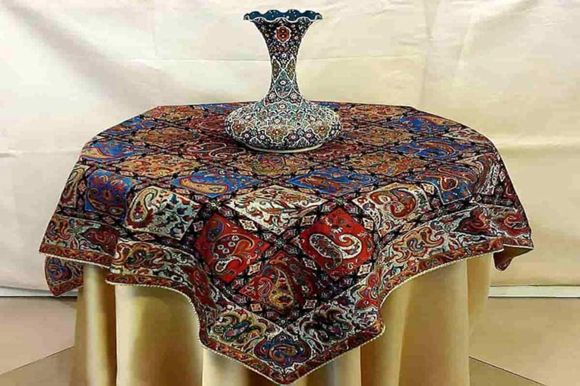 رومیزی ترمه و گلدان میناکاری 