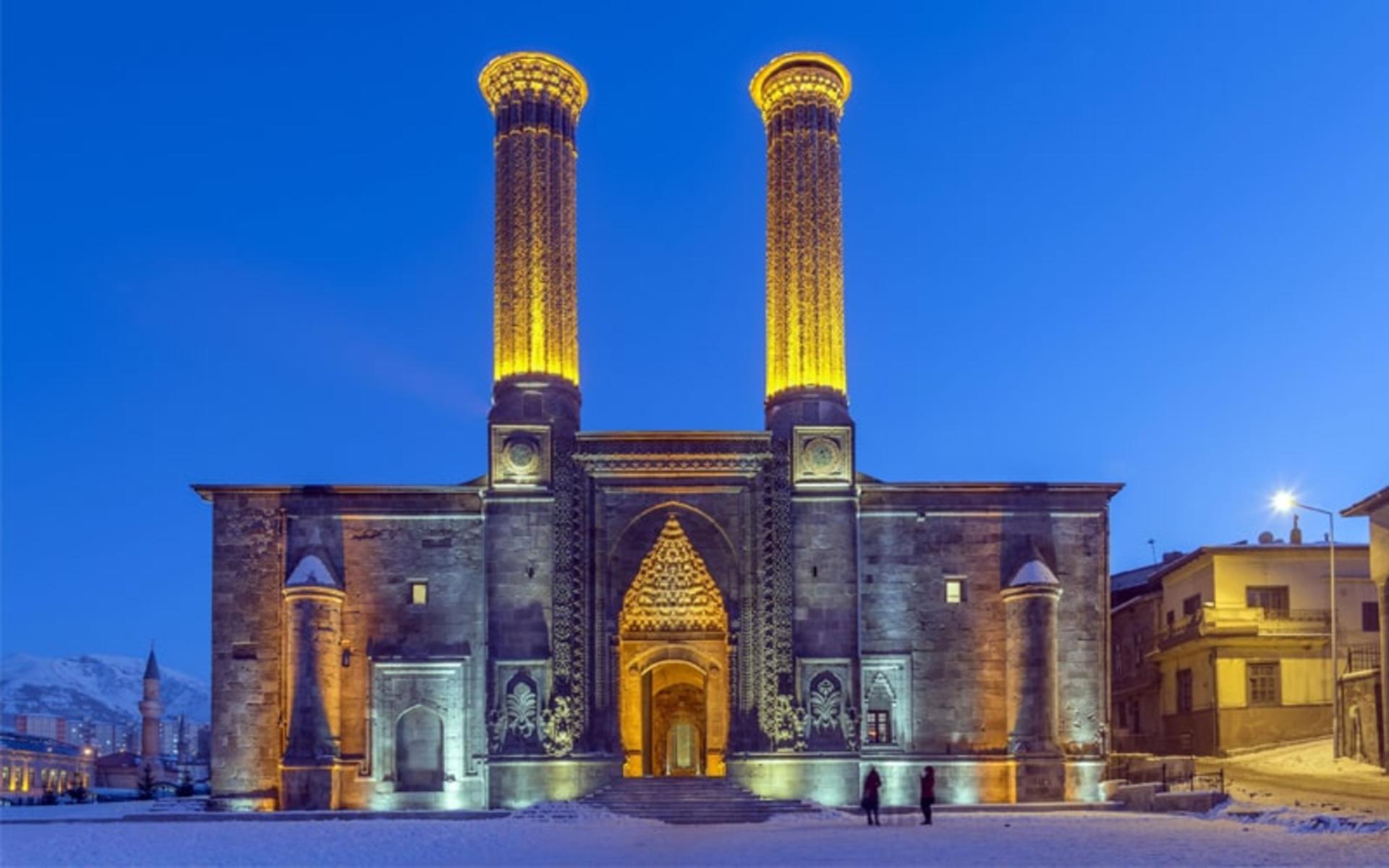 مسجدی با دو مناره طلایی