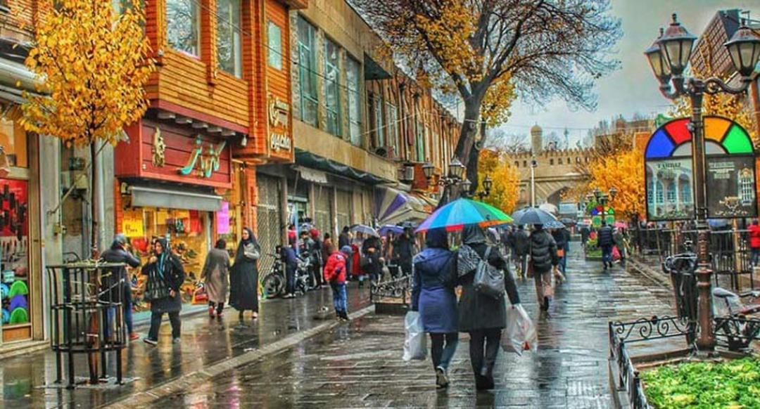 پیاده‌ راه تربیت تبریز در باران زمستانی