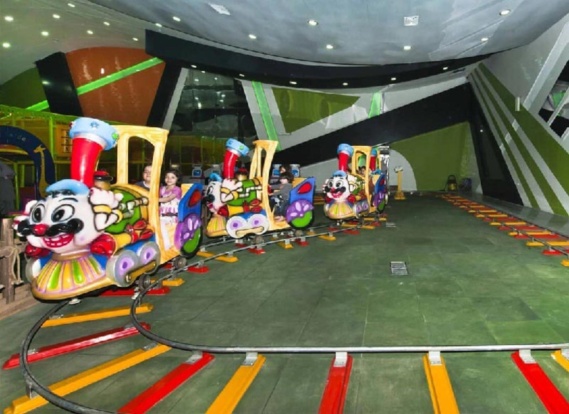 قطار شادی در شهربازی سرپوشیده رنگین کمان همدان؛ منبع عکس: اینستاگرام ranginkaman_themepark