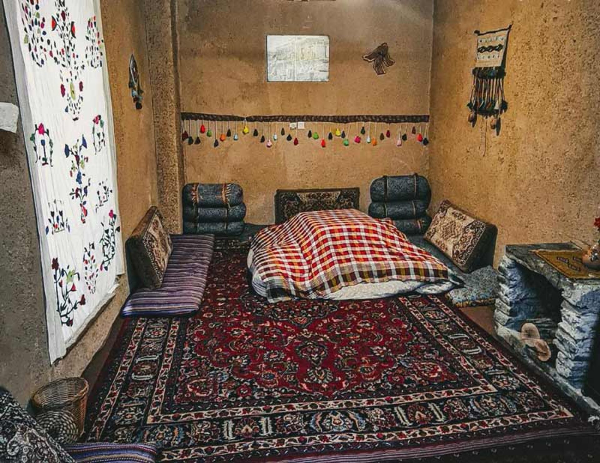 نمای داخلی اتاق اقامتگاه بومگردی کنگ کهن با کرسی و پشتی