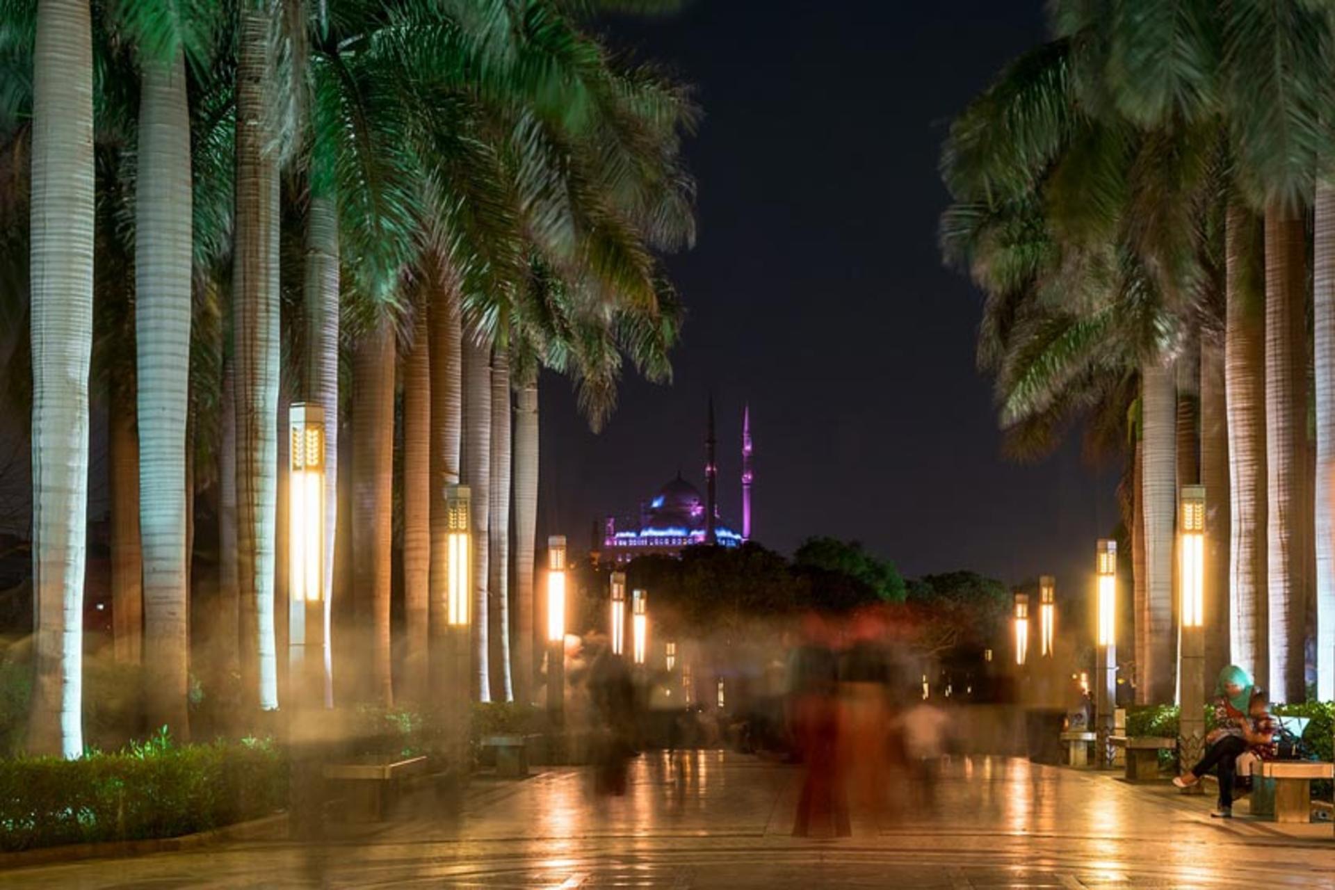 معابر پارک الازهر در شب؛ منبع عکس: ویکی‌مدیا؛ عکاس: یاسر محمود
