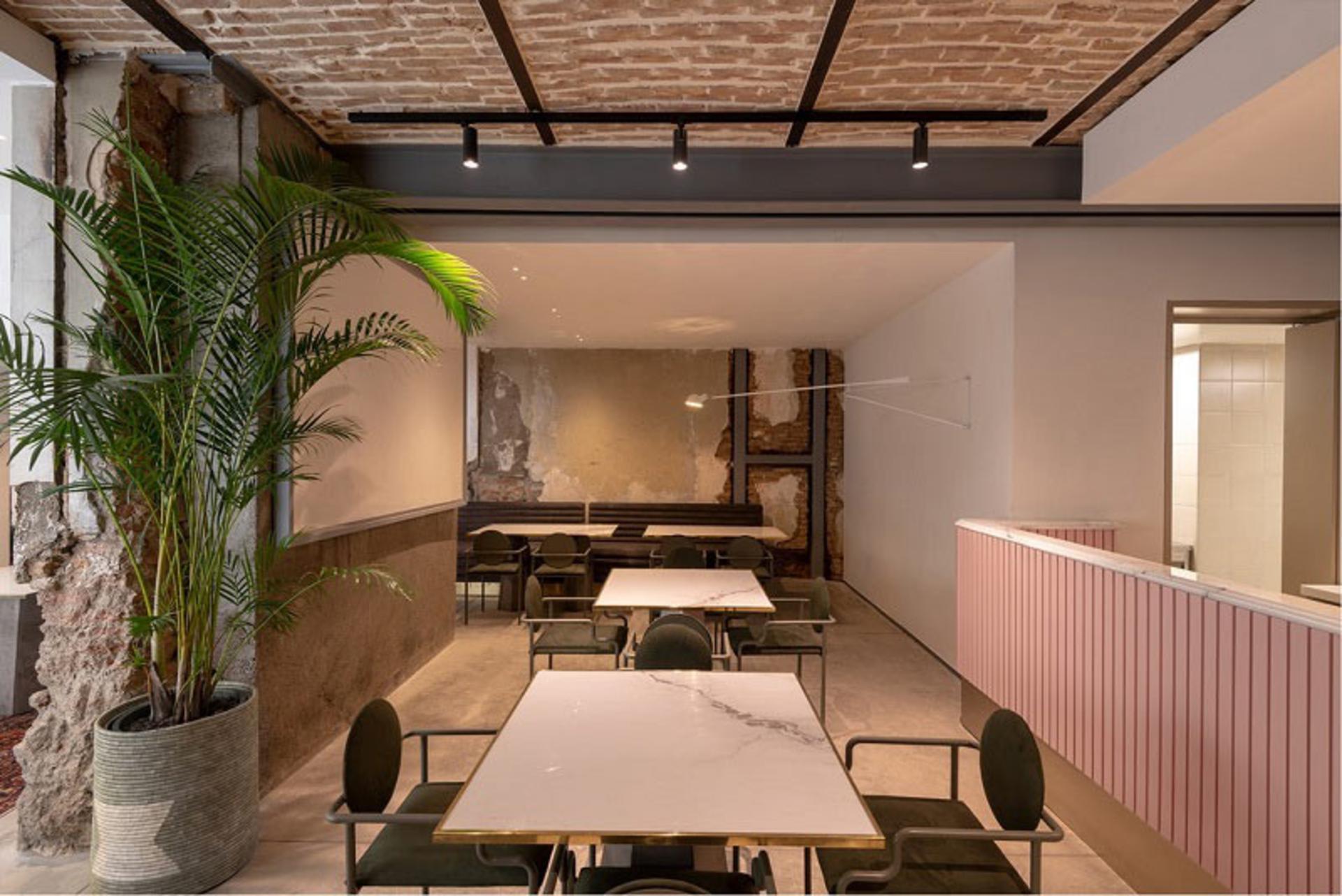 رستوران بوتیک هتل حنا در کوچه لولاگر؛ منبع عکس: hannaboutiquehotel.com؛ عکاس: ناشناس 