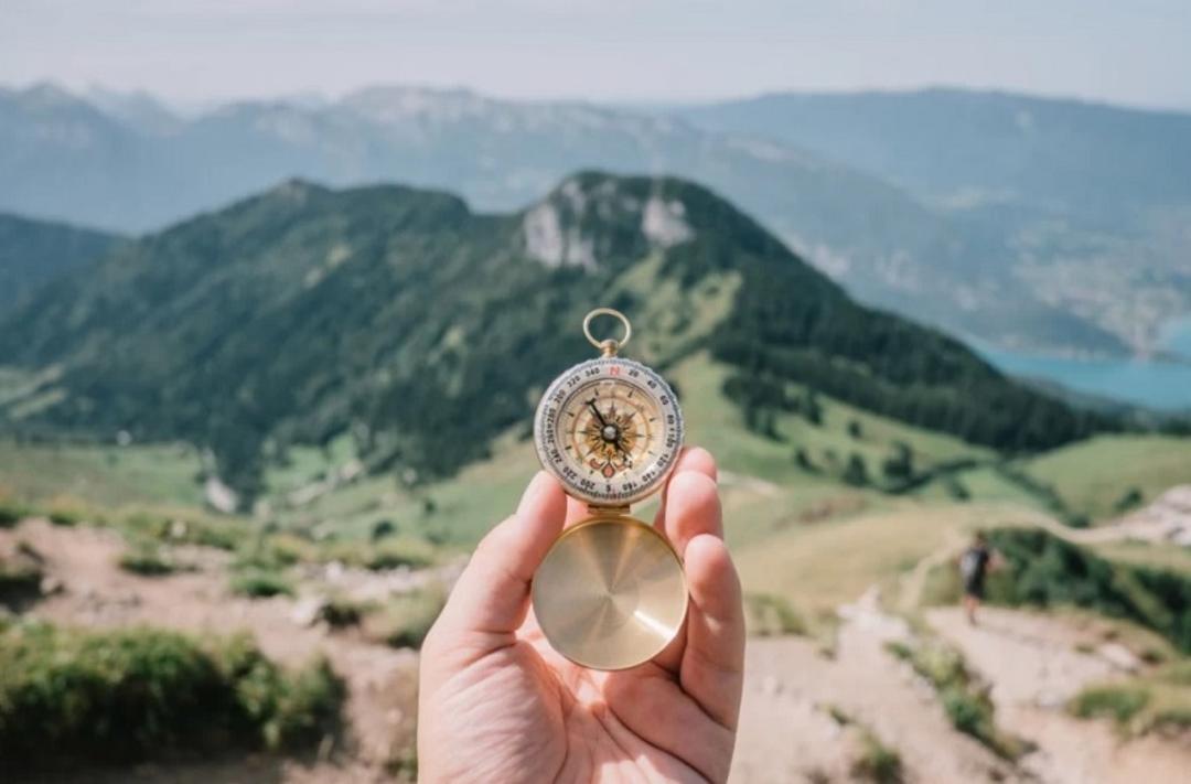 قطب نما در دشت؛ منبع عکس‌: وب سایت Unsplash، عکاس: نامشخص
