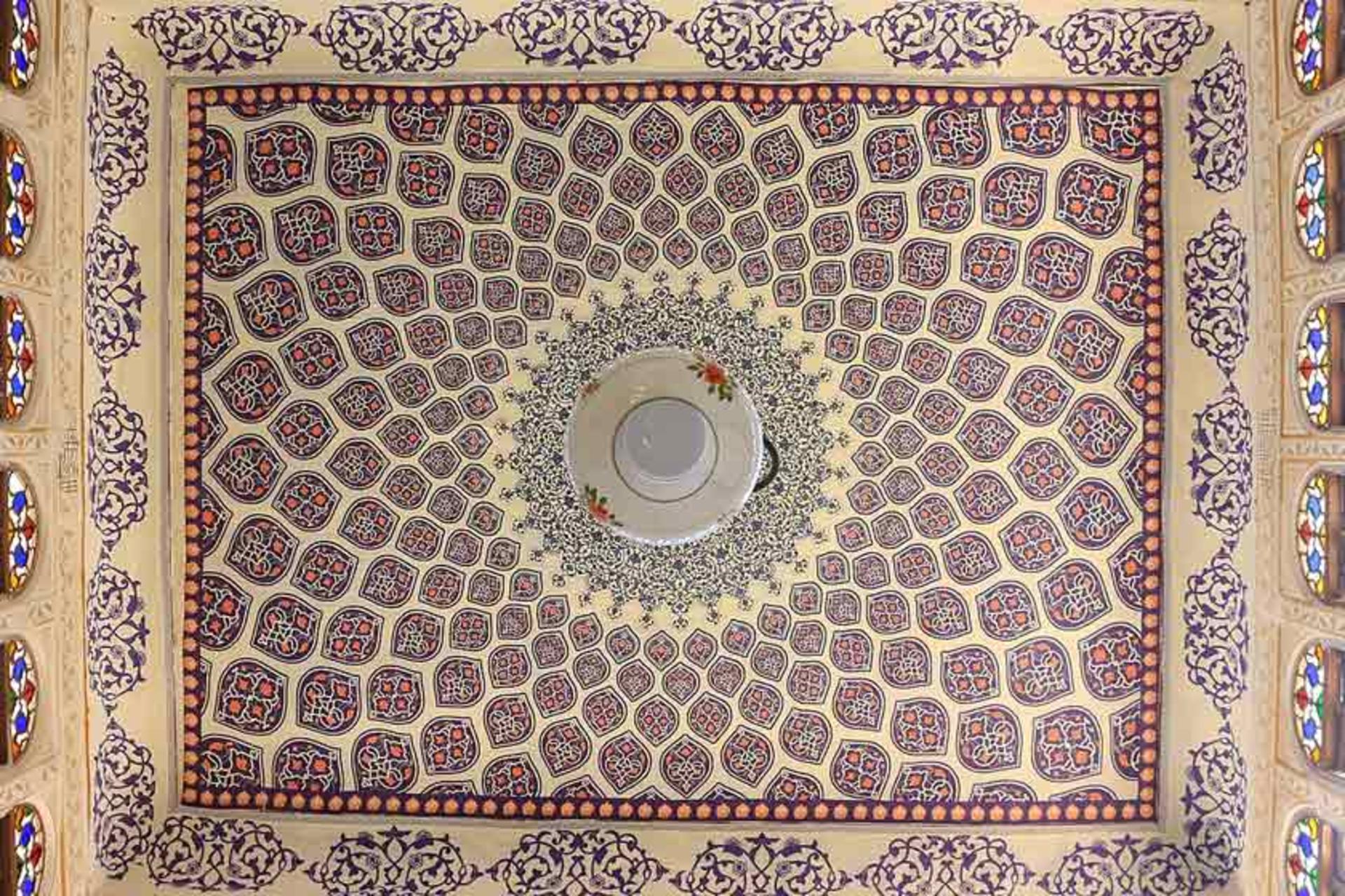 تزیینات سقف در خانه تاریخی مشیرالملک؛ منبع عکس: ویکی‌مدیا؛ عکاس: هفت