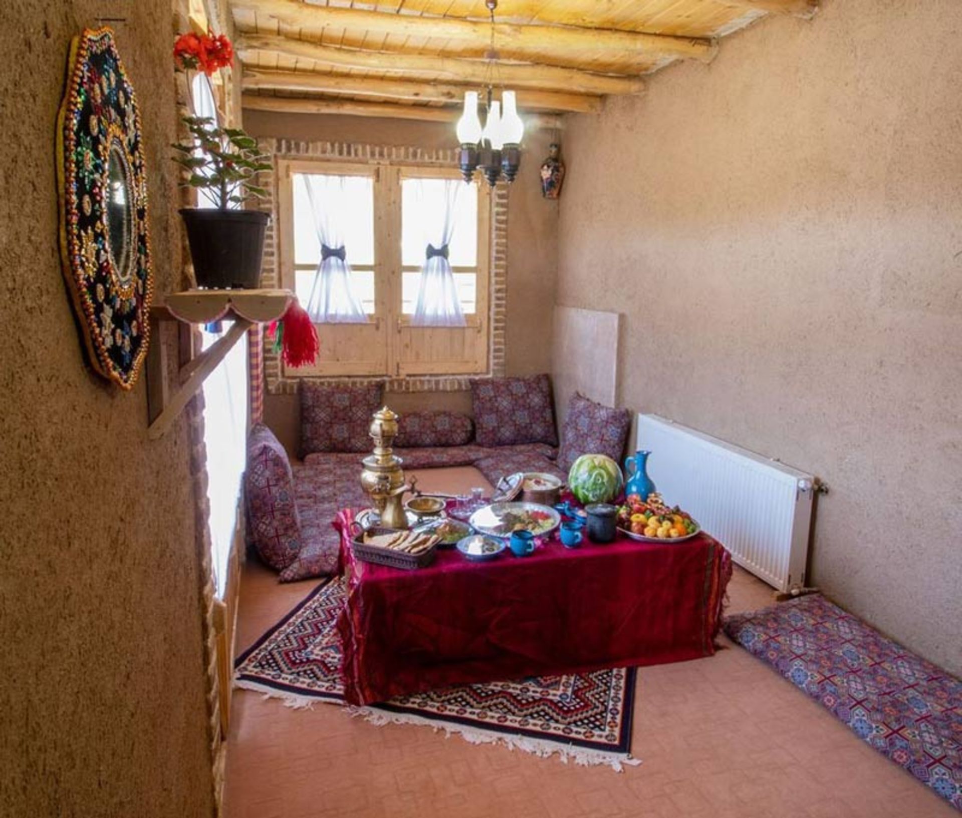 نمایی از کرسی داخل اتاق کاهگلی بومگردی زشک زیبا شاندیز