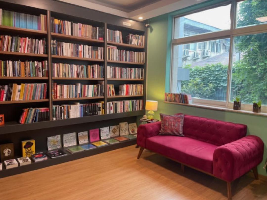کافه کتاب اردیبهشت رشت؛ منبع عکس: اینستاگرام ordibeheshtbook.rasht؛ عکاس: ناشناس