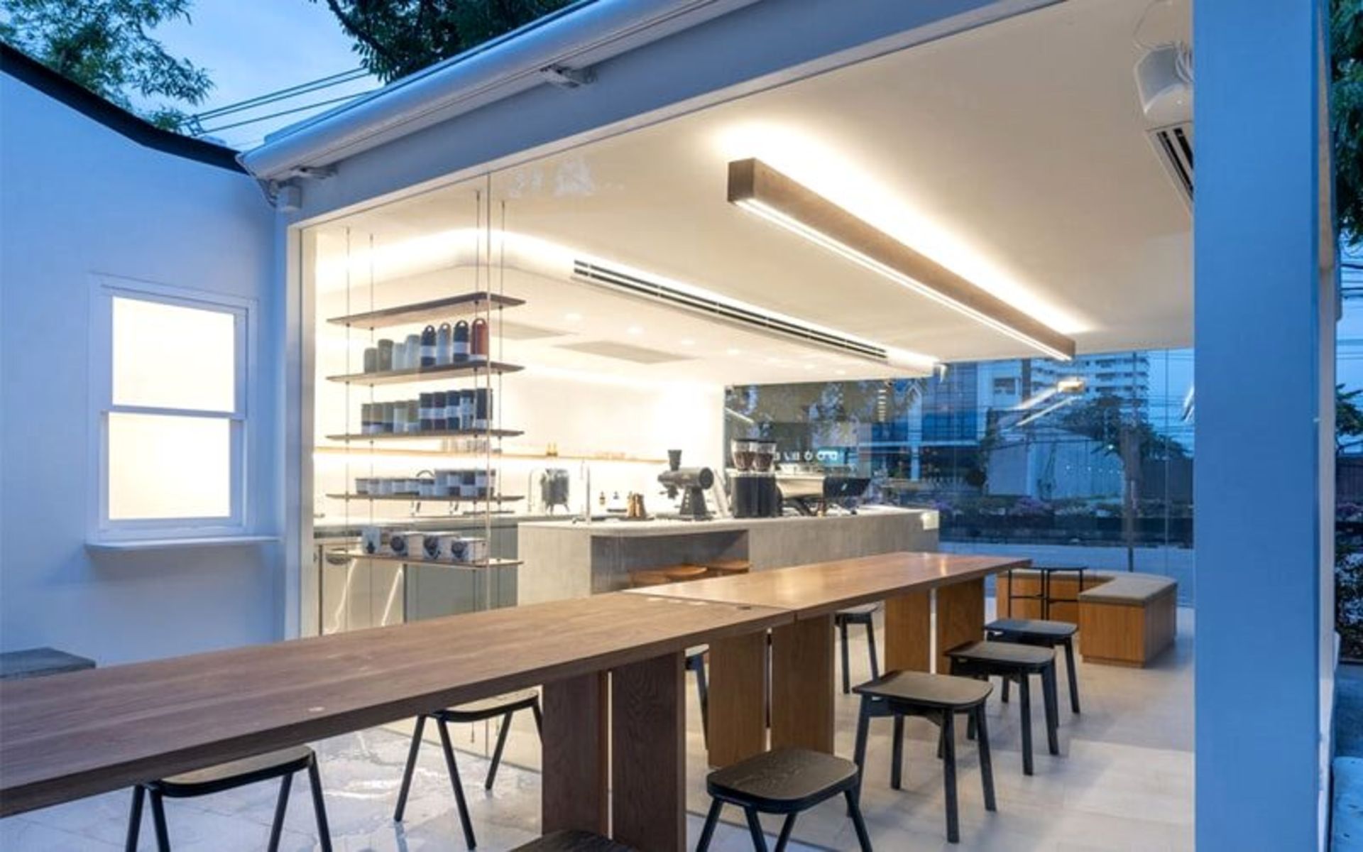 میز چوبی در کافی اسپیس دبل اسلش