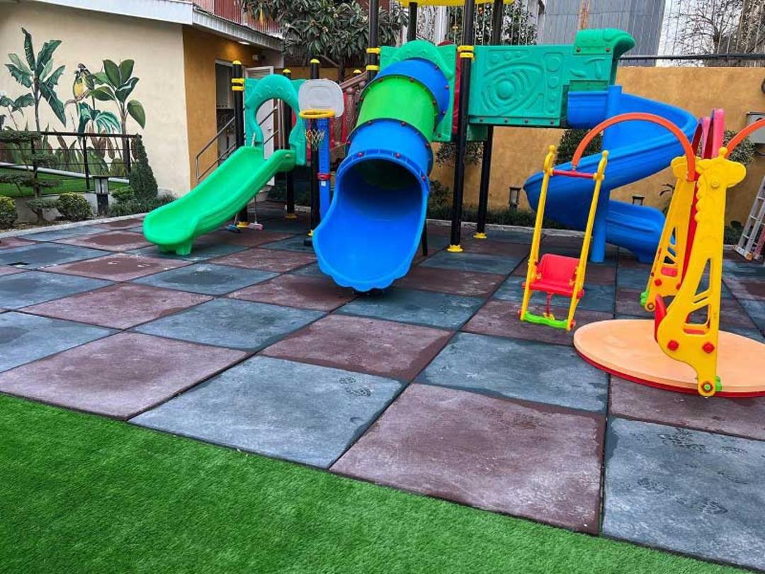 حیاط خانه بازی ۱۰۴ رشت؛ منبع عکس: اینستاگرام playhouse_104؛ عکاس: ناشناس