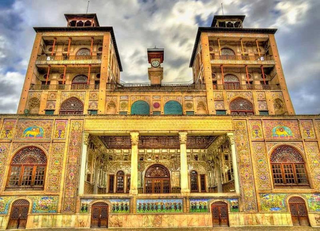 ورودی عمارت شمس العماره در باغ  موزه گلستان از نمای پایین