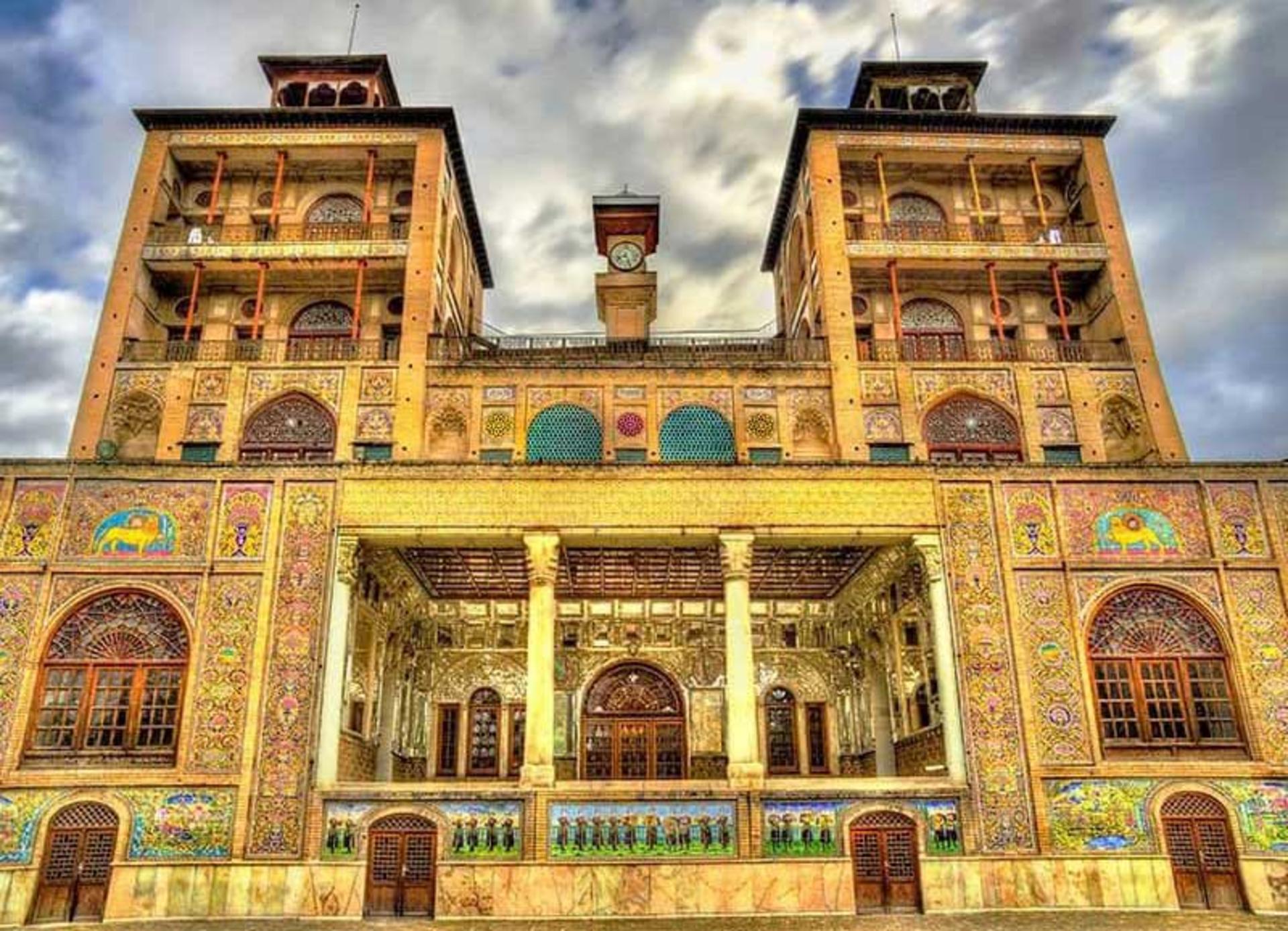 ورودی عمارت شمس العماره در باغ  موزه گلستان از نمای پایین