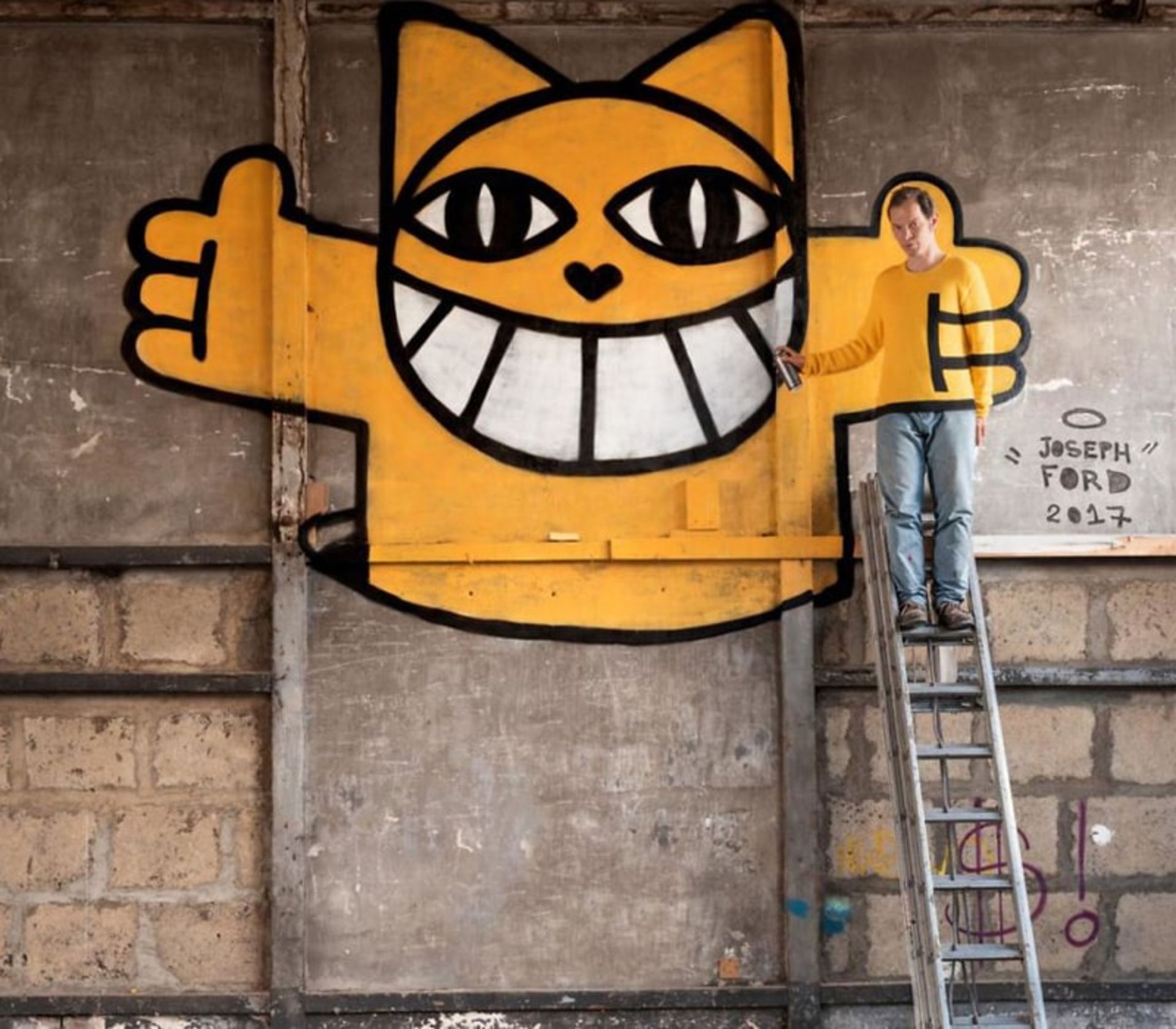 مردی با لباس خردلی مشابه گرافیتی دیوار