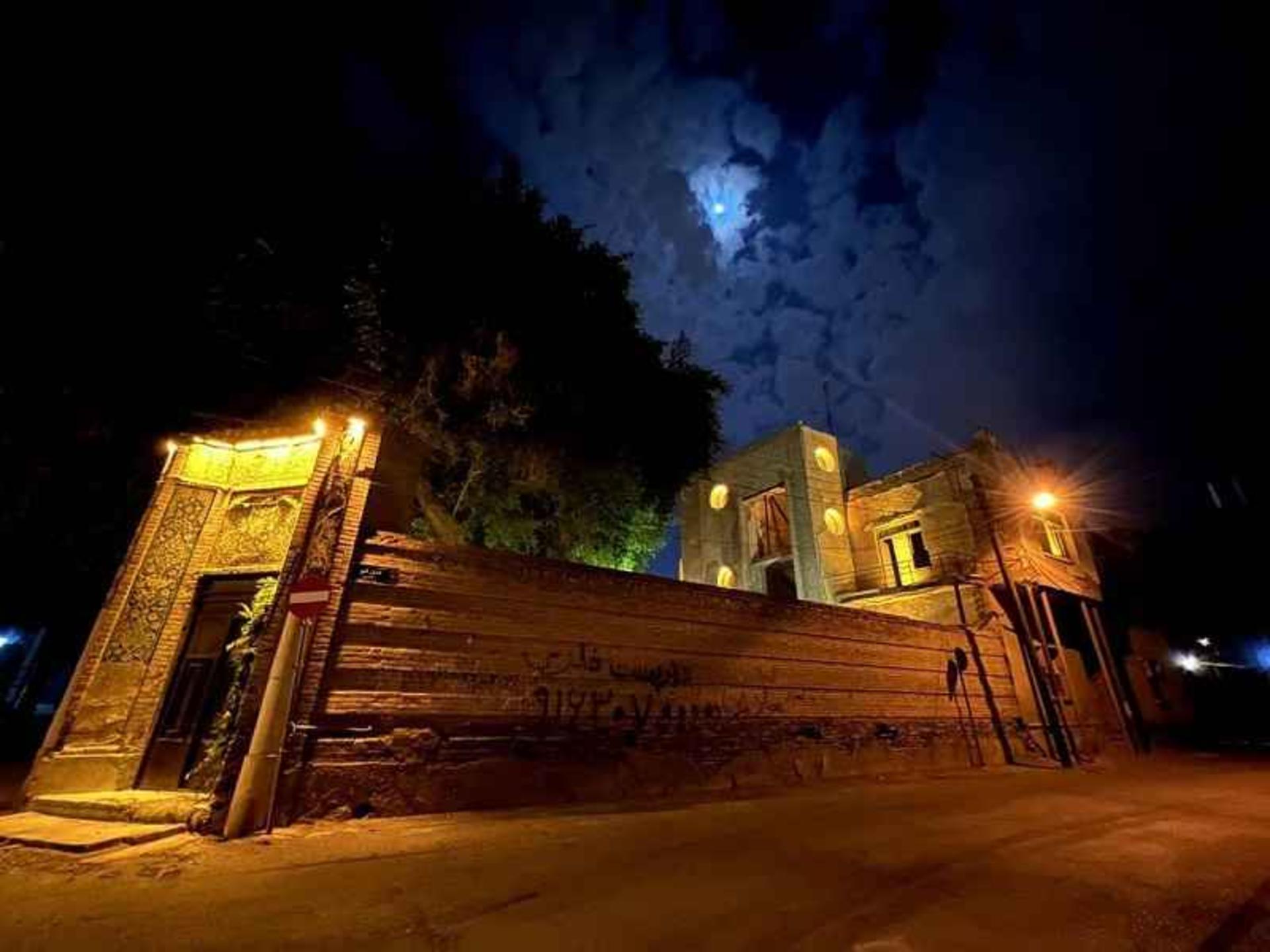 نمای هتل قو اهواز در شب ابری