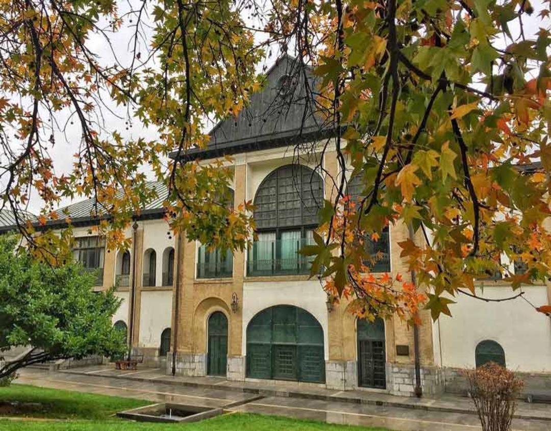عمارت کاخ نیاوران میان برگ های زرد پاییزی