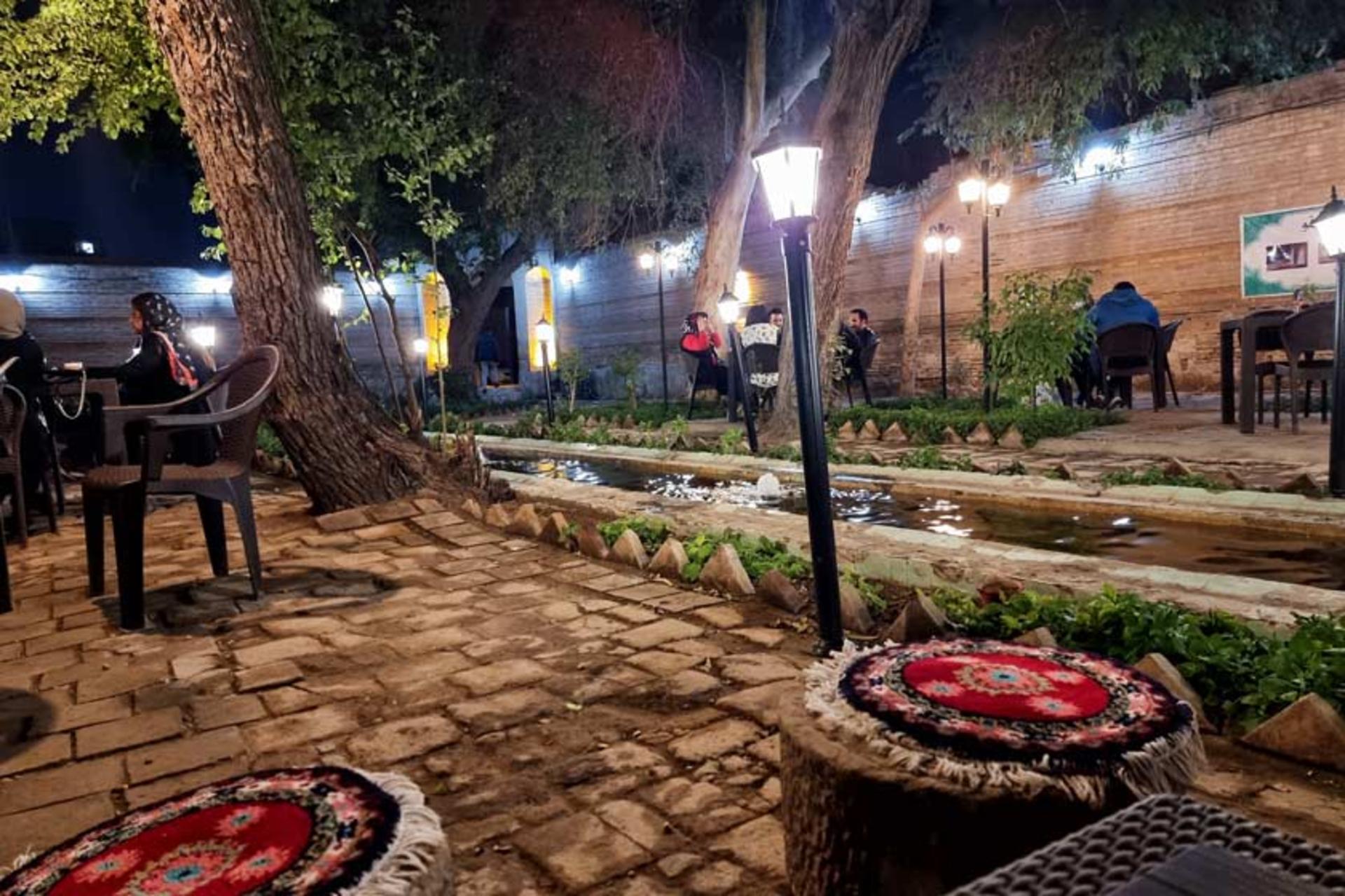 محوطه هتل قو اهواز در شب؛ منبع عکس: گوگل‌مپ؛ عکاس: زویا