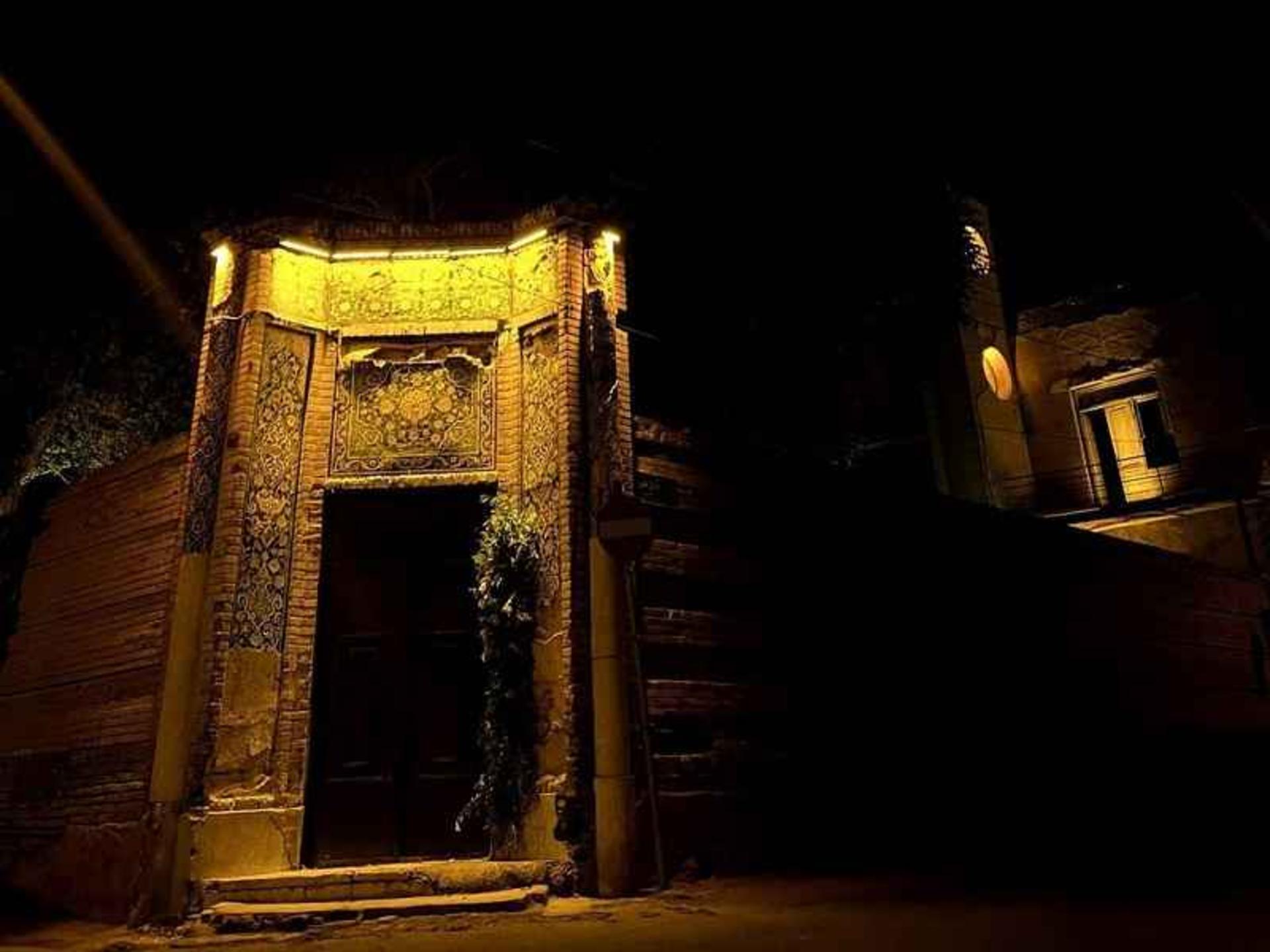 سردر هتل قو اهواز در شب