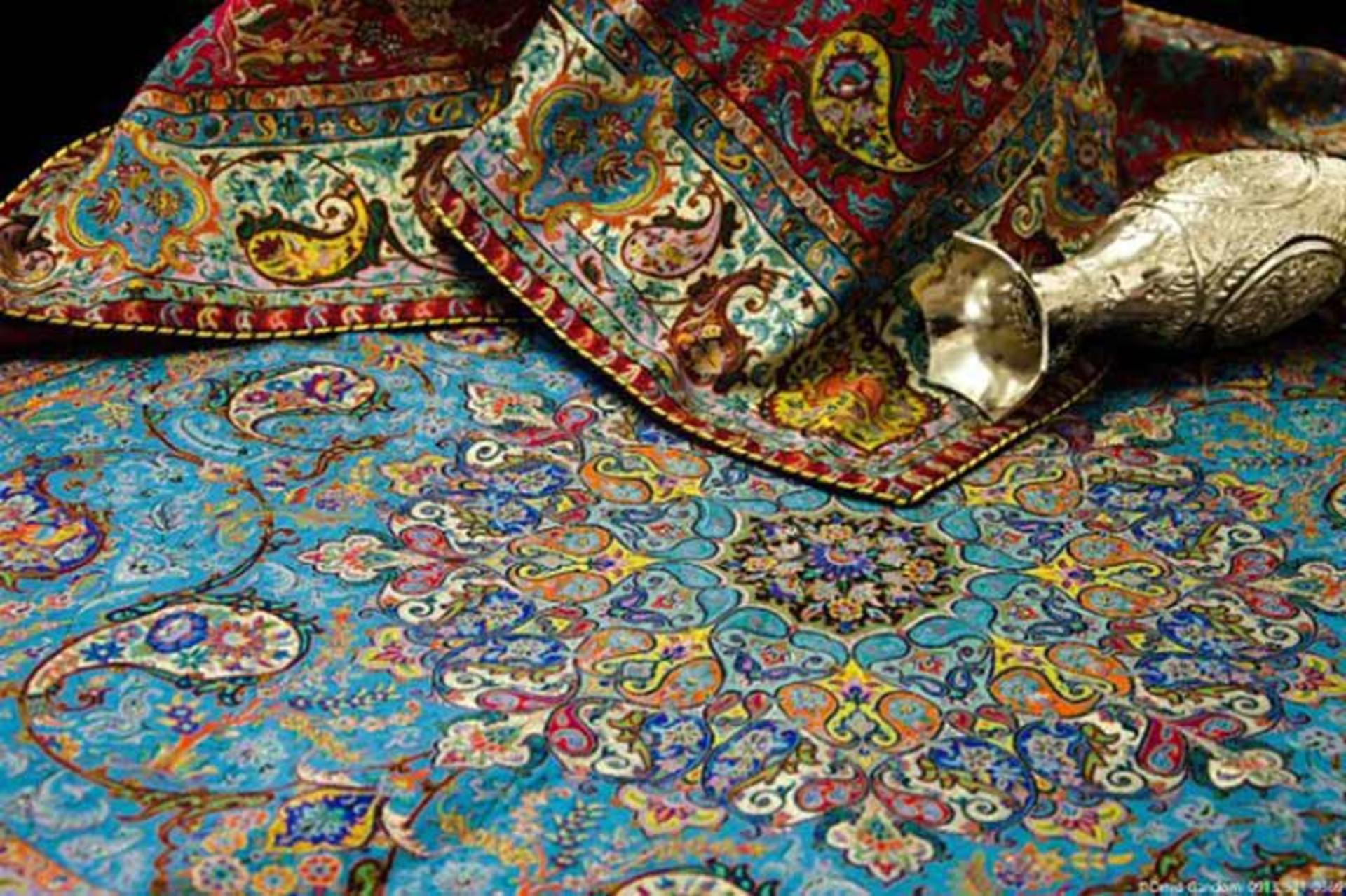 ترمه زمینه آبی رنگ در کنار جام مسی
