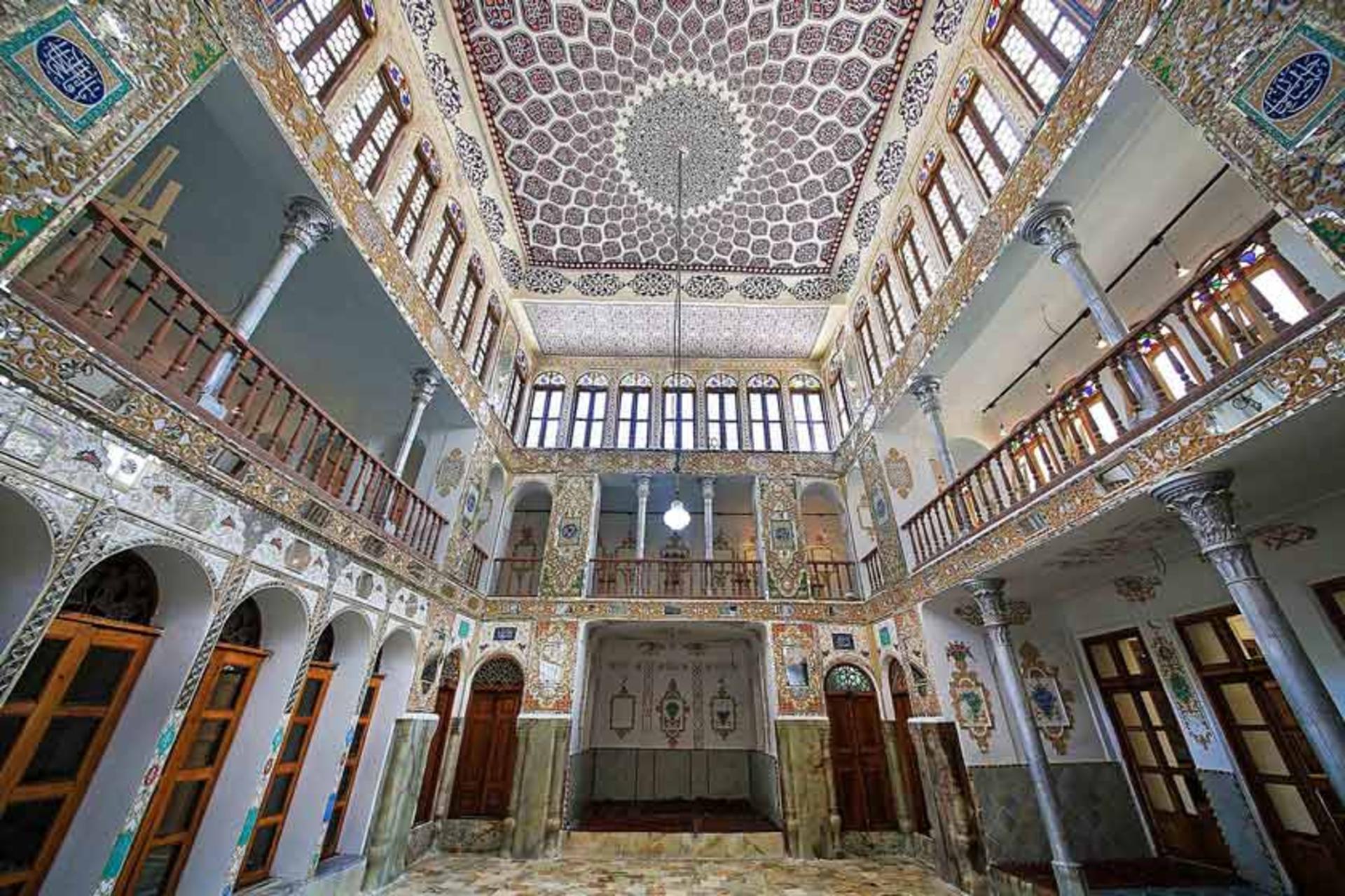 تزیینات معماری در خانه تاریخی مشیرالملک؛ منبع عکس: ویکی‌مدیا؛ عکاس: ح. قاسمی