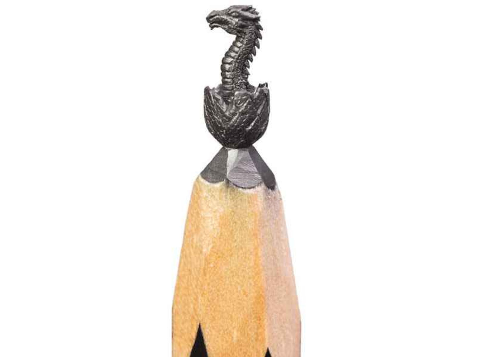 حکاک اژدها روی مداد