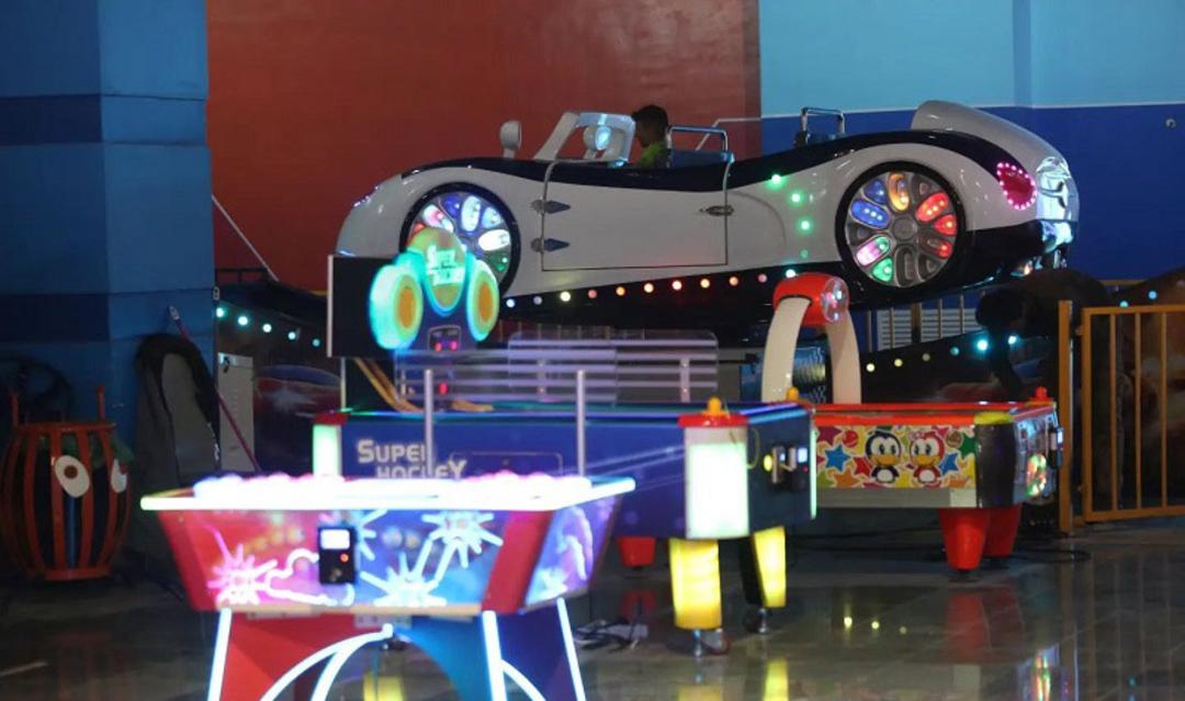 سالن بازی‌های کامپیوتری در شهر رویاها اصفهان؛ منبع عکس: اینستاگرام dreamsland_isfahan؛ عکاس: ناشناس