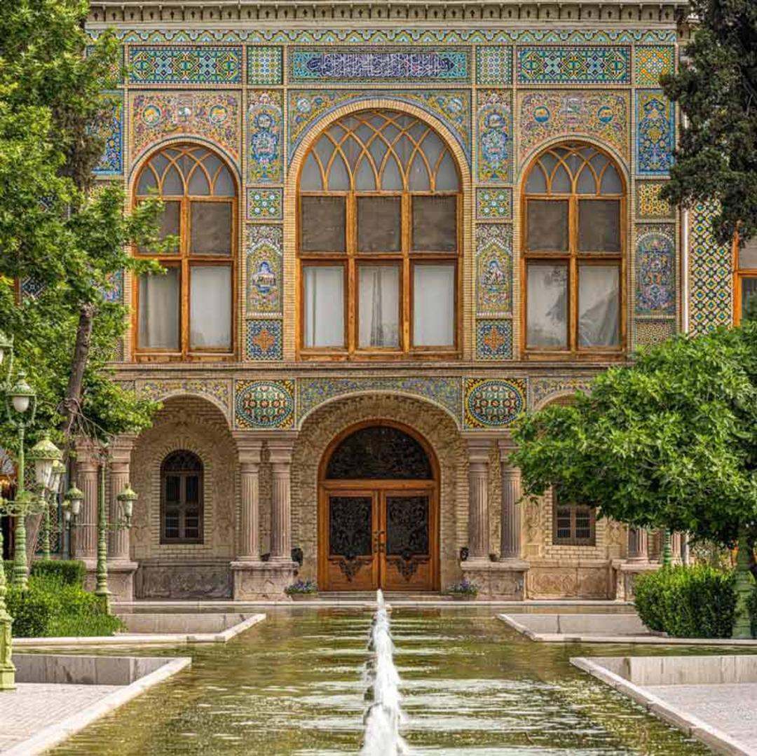 نمای برونی کاخ موزه گلستان مقابل نهر آب محوطه باغ موزه