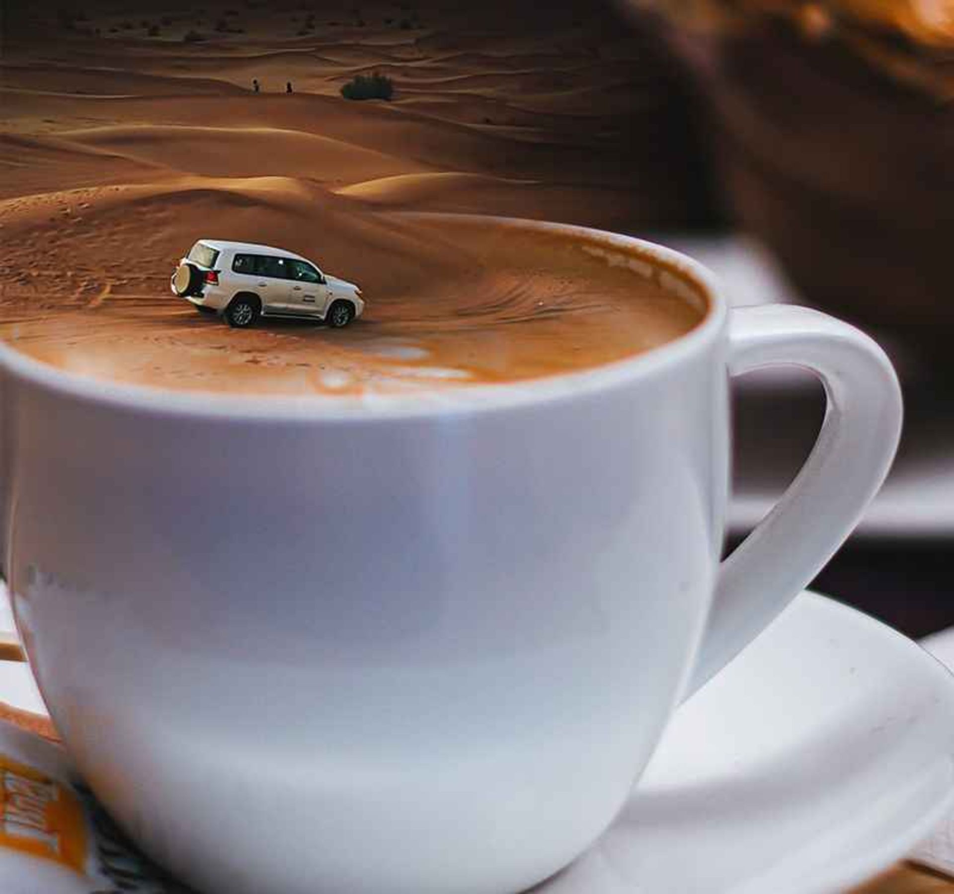 عکس سورئال از خودروی سافاری درون فنجان قهوه