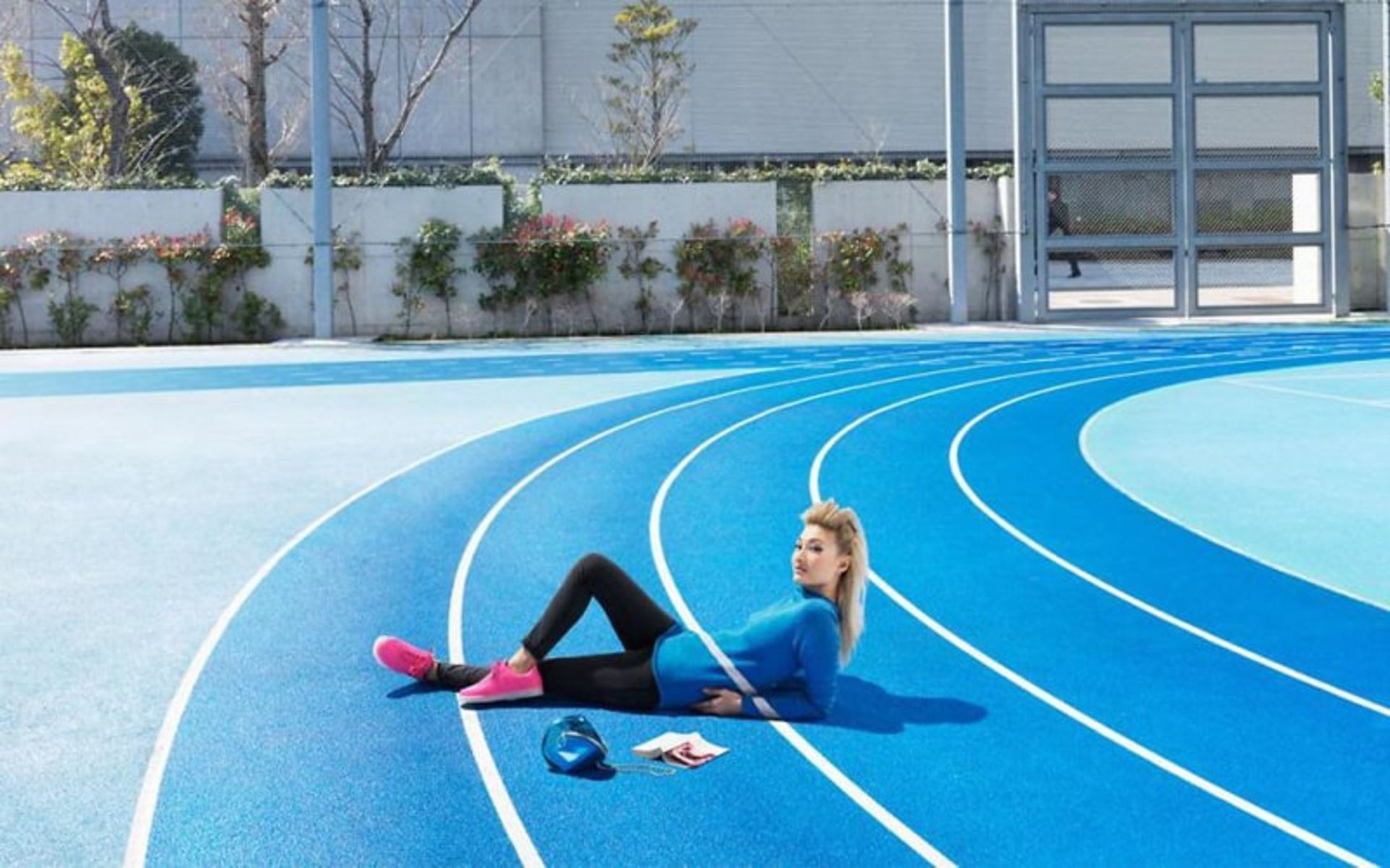 لباس زنی به رنگ زمین دو