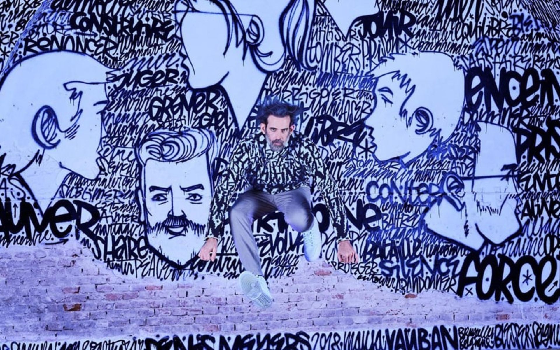 لباس مرد هماهنگ با گرافیتی