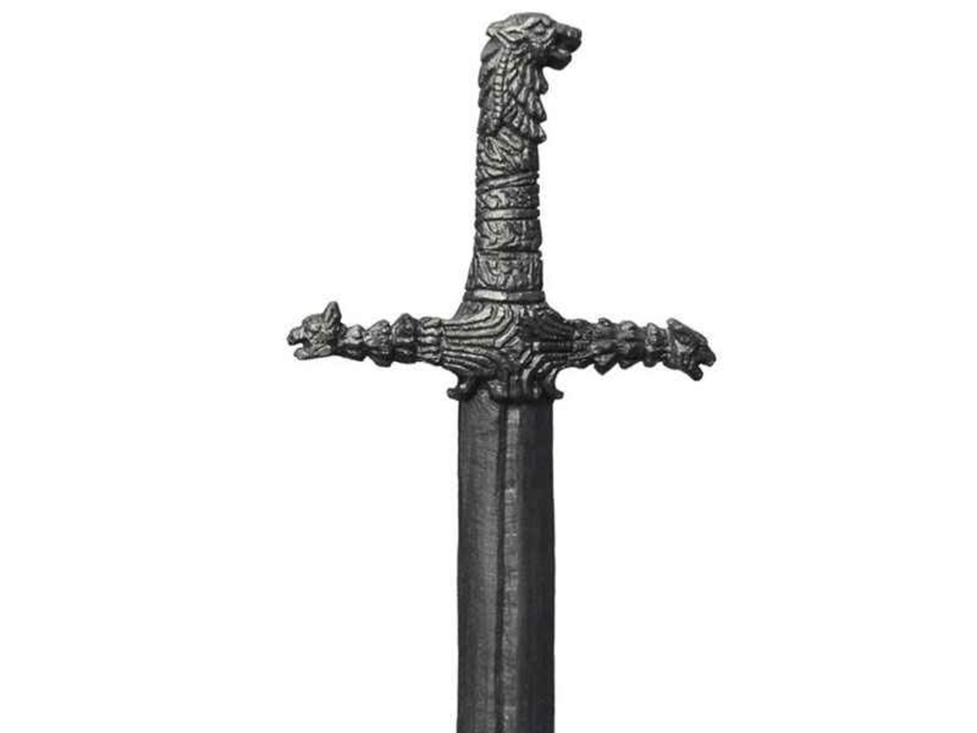 مجسمه شمشیر روی مداد