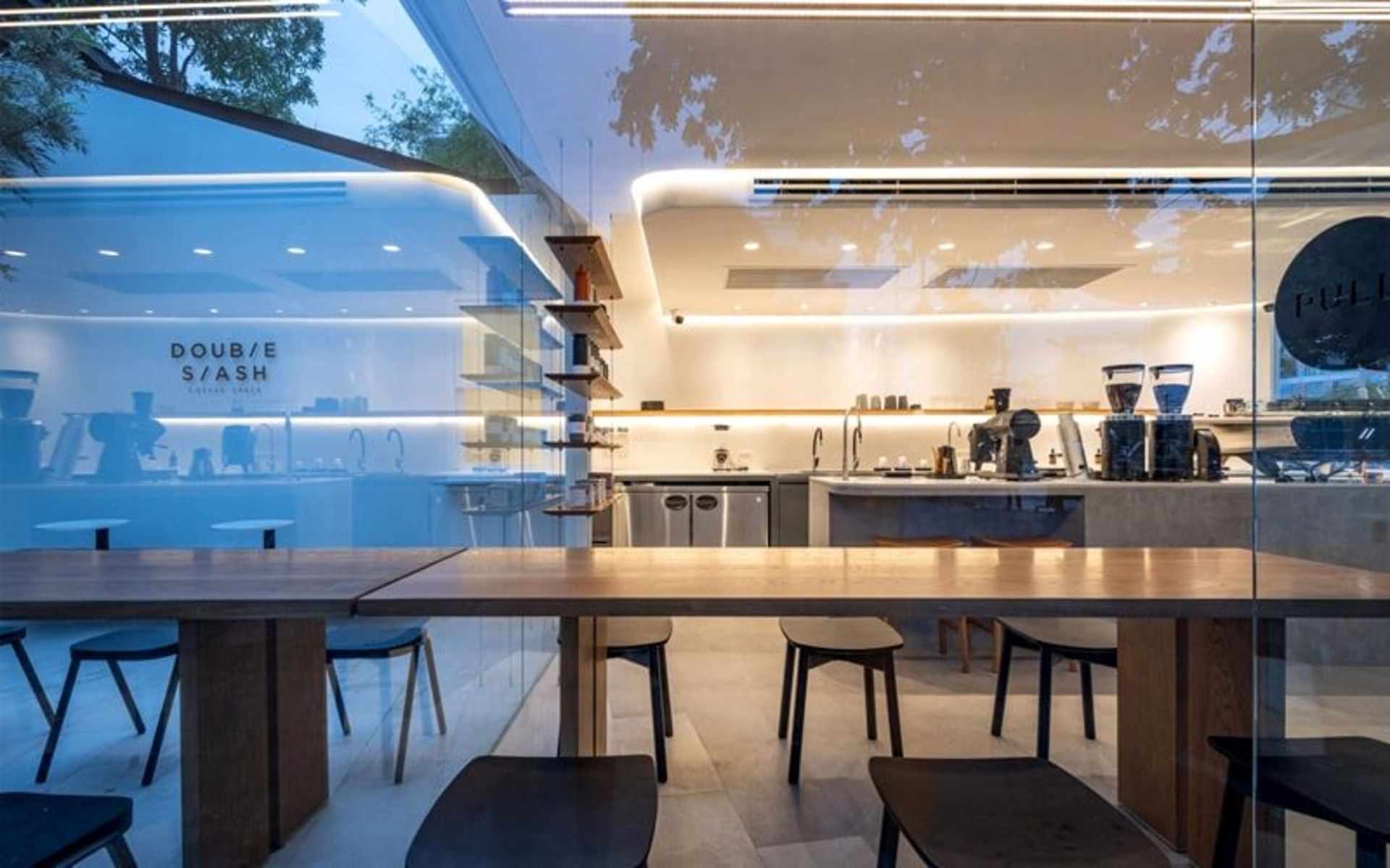 فضای مینیمال کافی اسپیس دبل اسلش