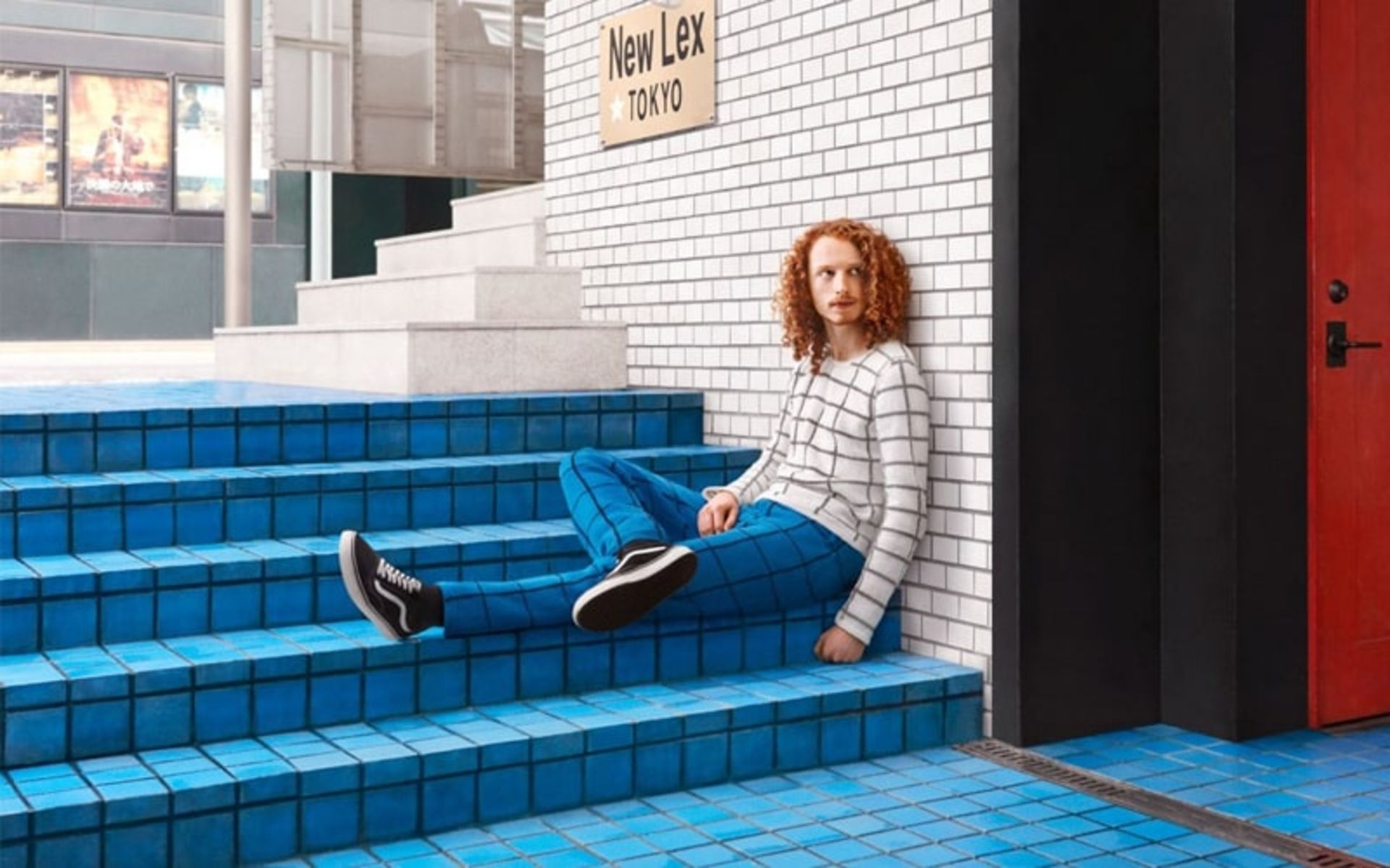 لباس مردی همرنگ با پله و دیوار