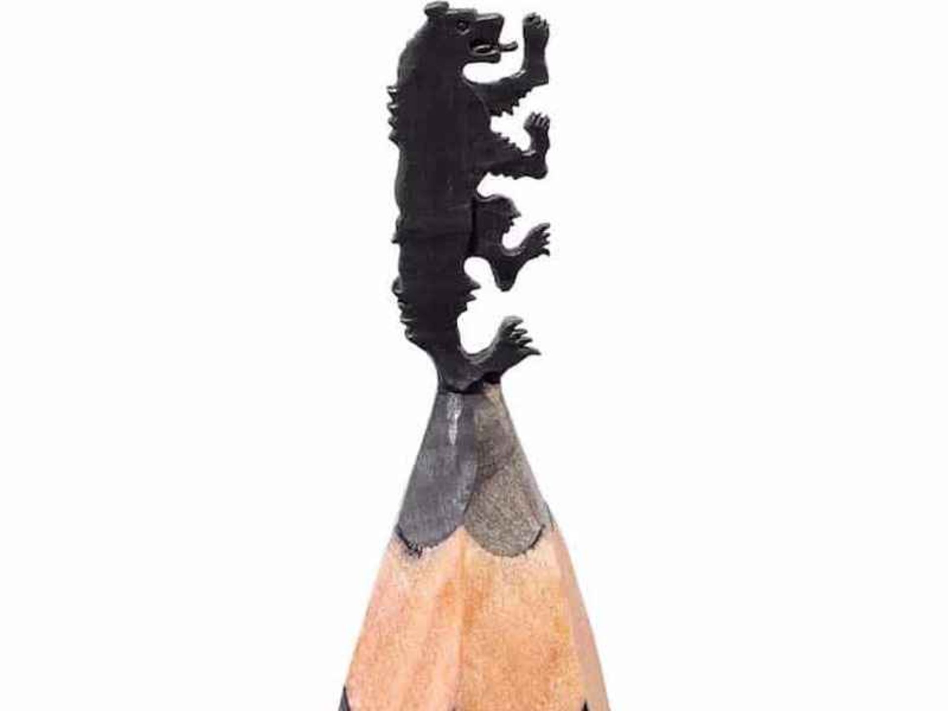 حکاکی اژدها روی نوک مداد