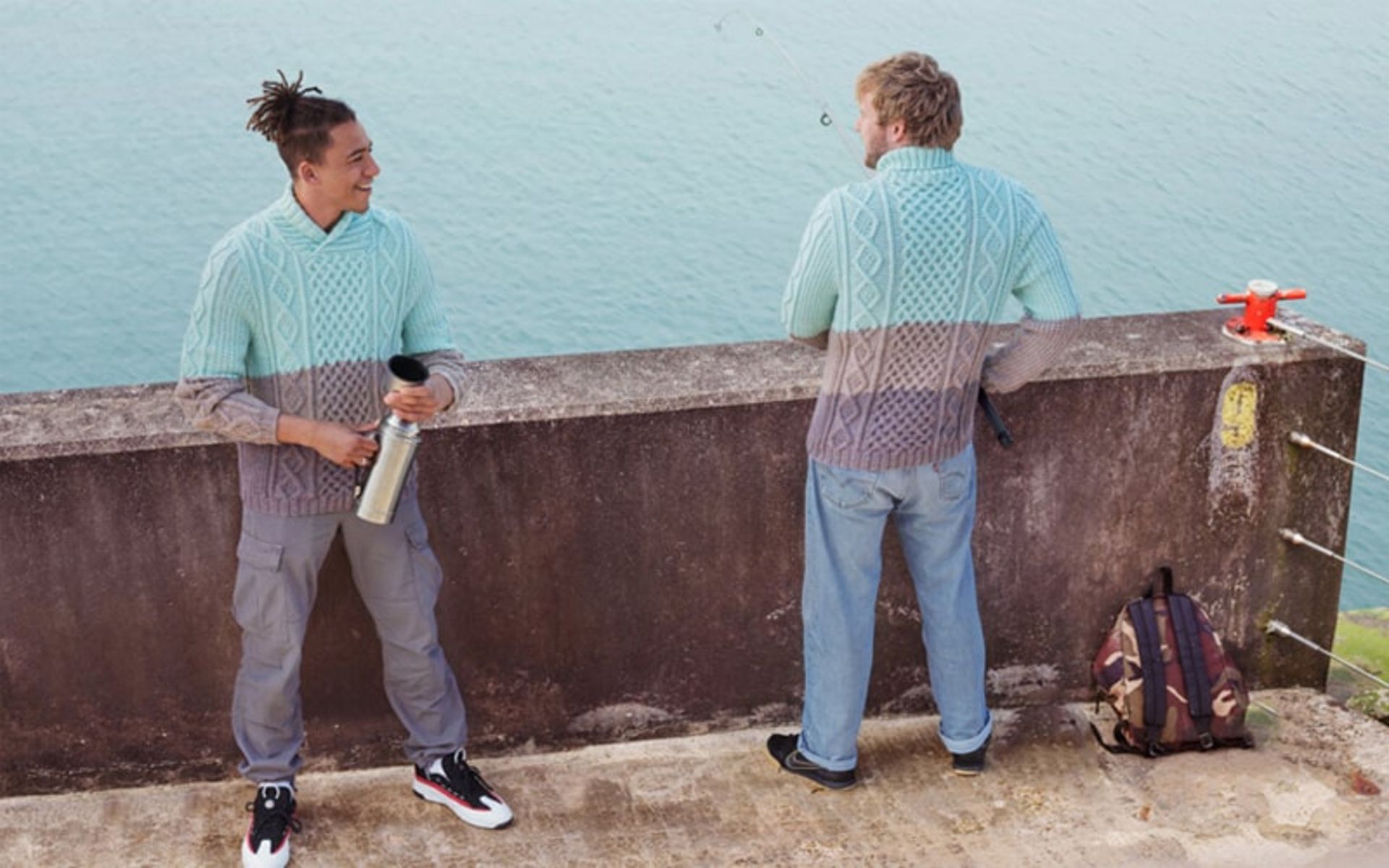 دو مرد با لباس بافتنی همرنگ دریا