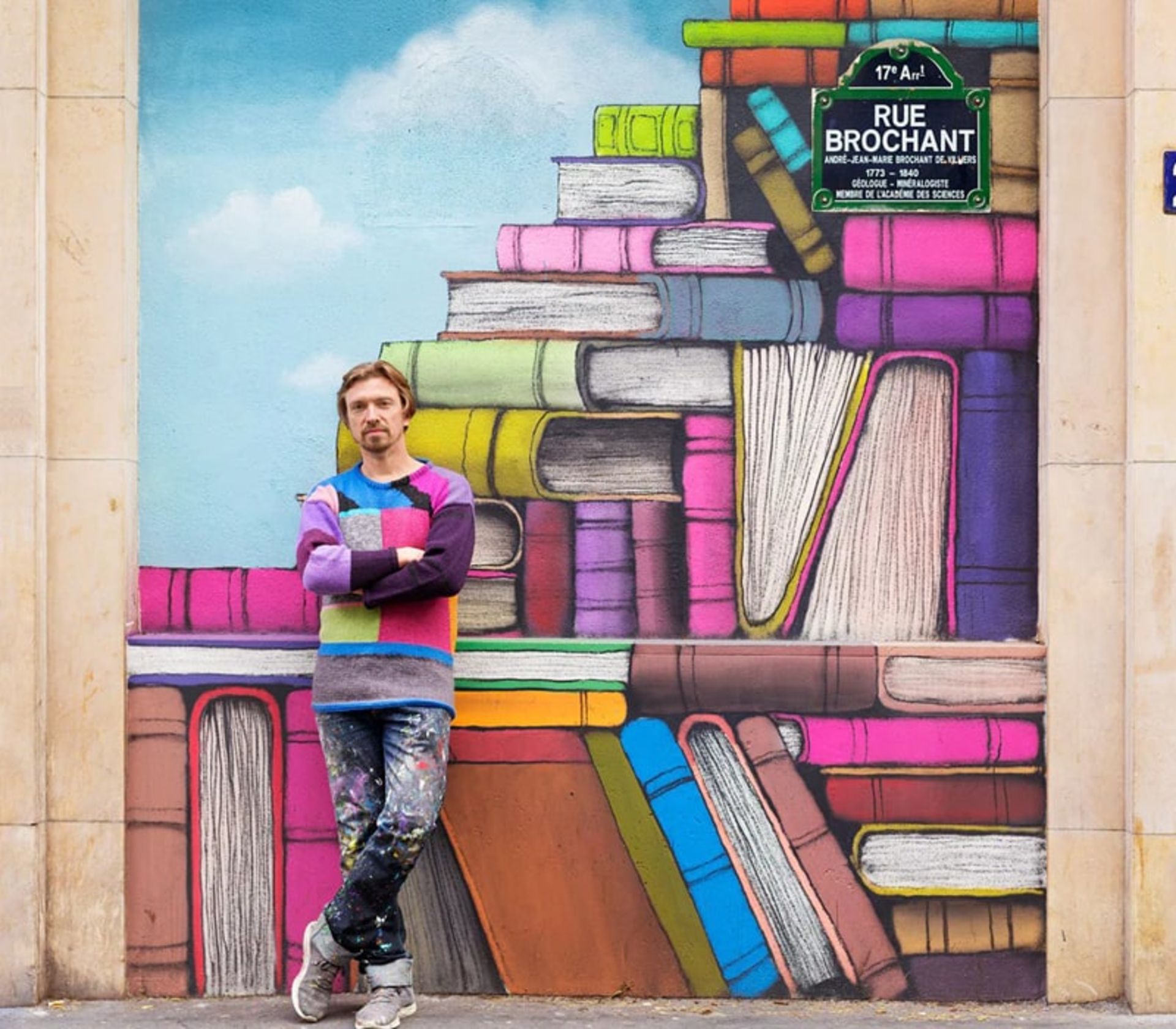 لباس رنگی مرد در کنار گرافیتی رنگی