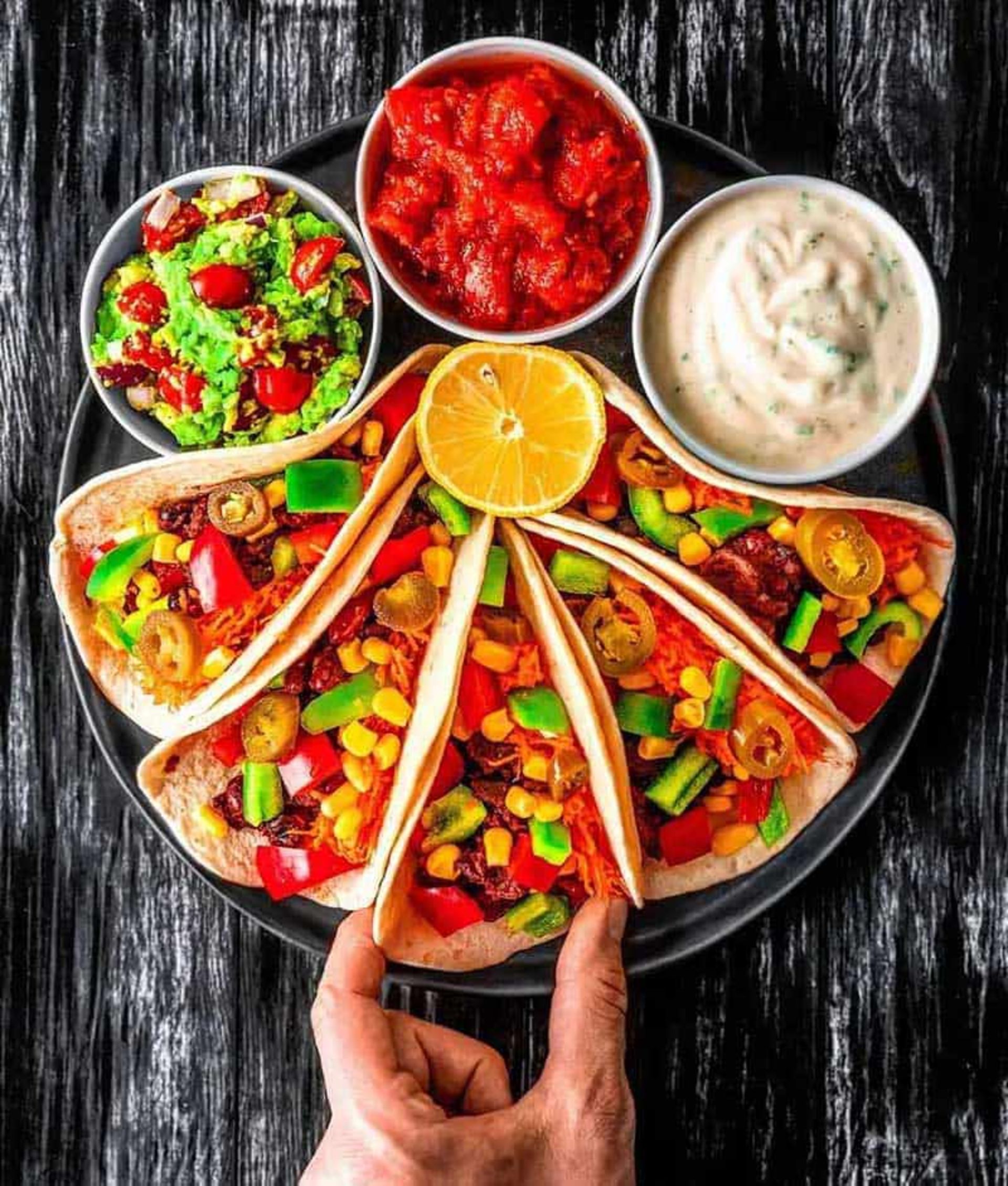 تاکوی گیاهی با سس؛ منبع عکس: instagram.com/vegan.dy؛ نام عکاس: Andy