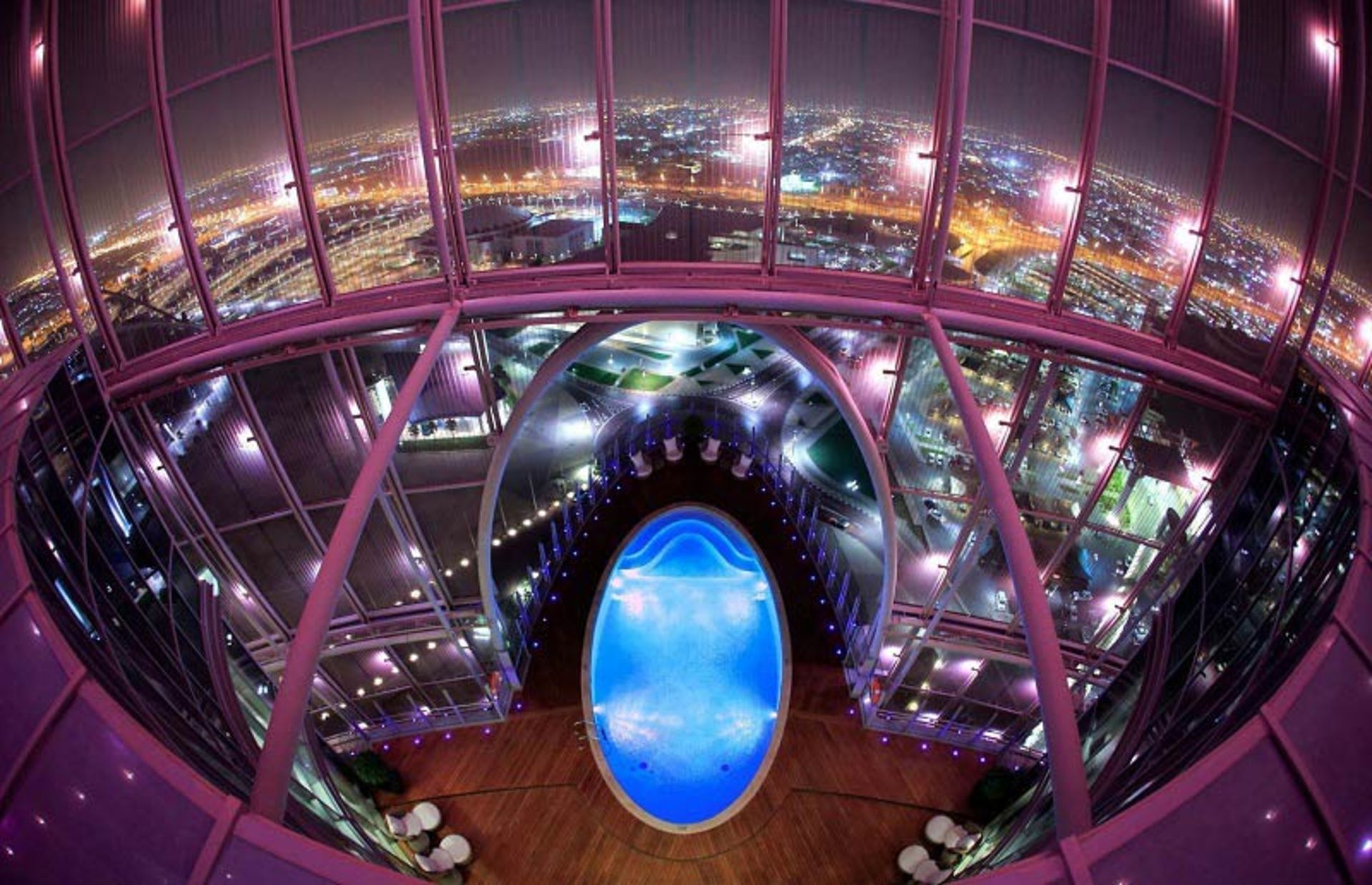 استخر روباز هتل برج اسپایر؛ منبع عکس: thetorchdoha.com.qa؛ عکاس: نامشخص