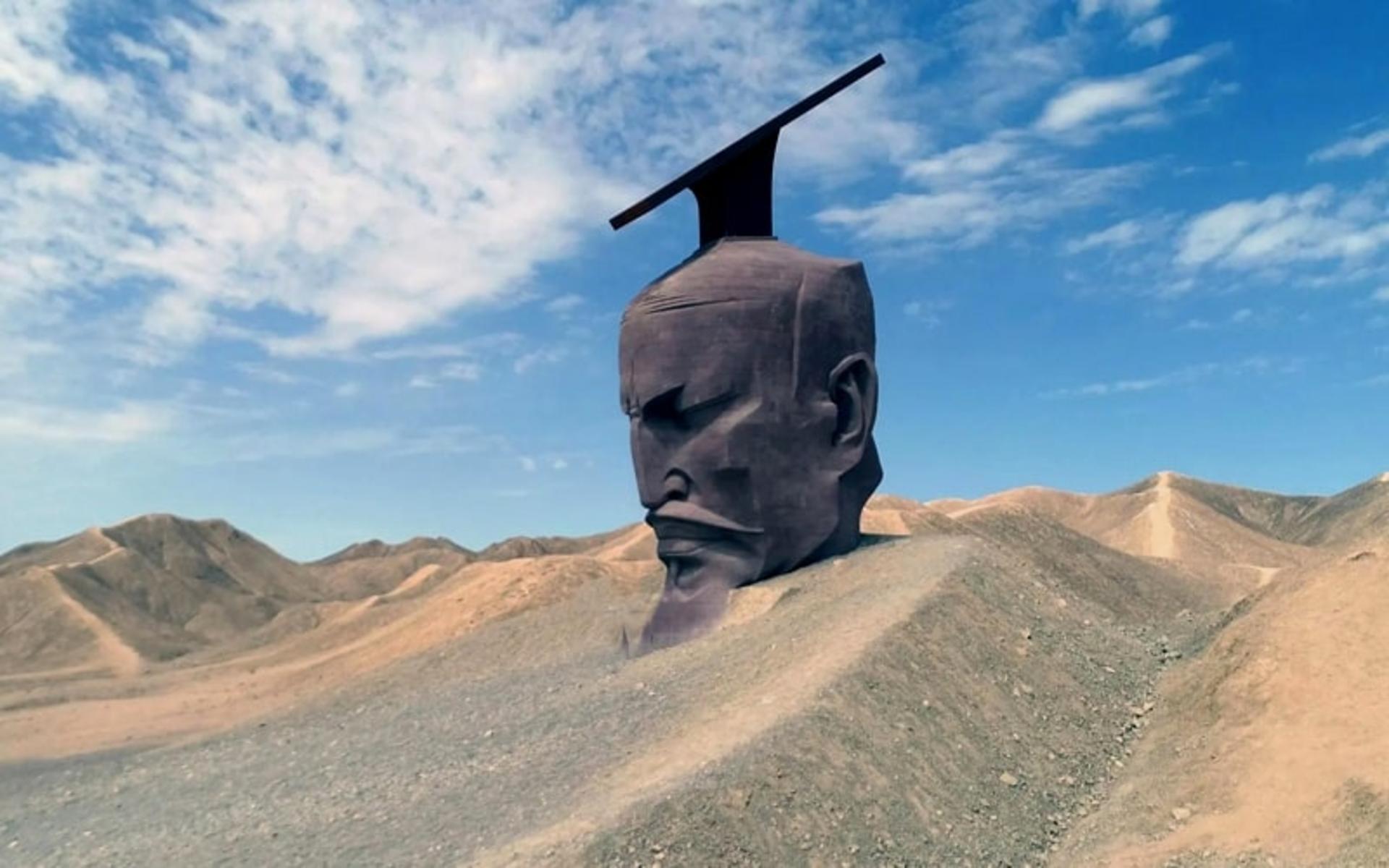 مجسمه پرتره یک مرد چینی رو کوه