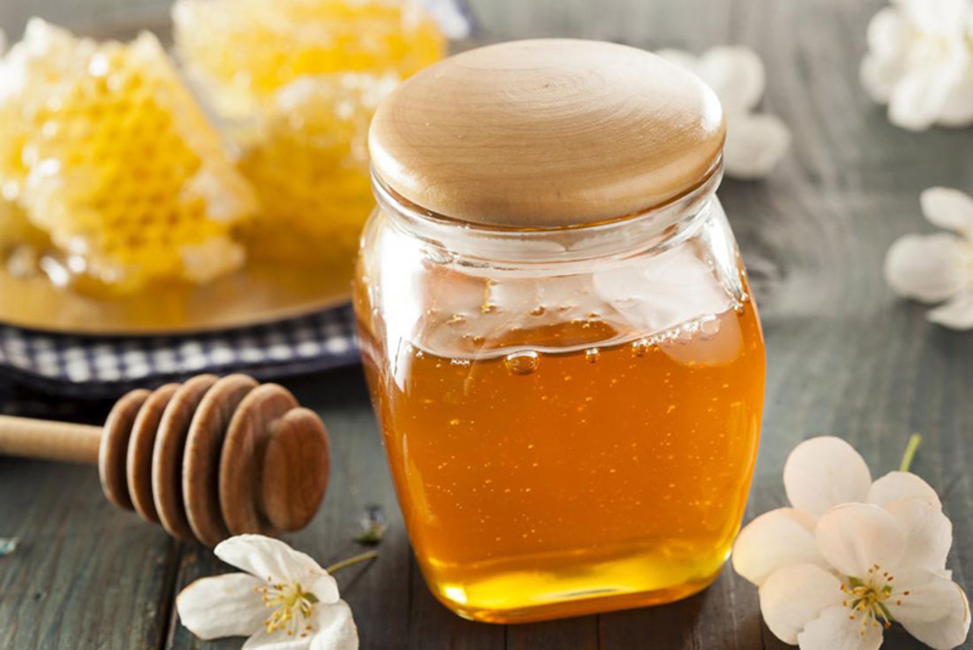 عسل بدون موم در شیشه؛ منبع عکس: medicalnewstoday؛ عکاس: نامشخص 