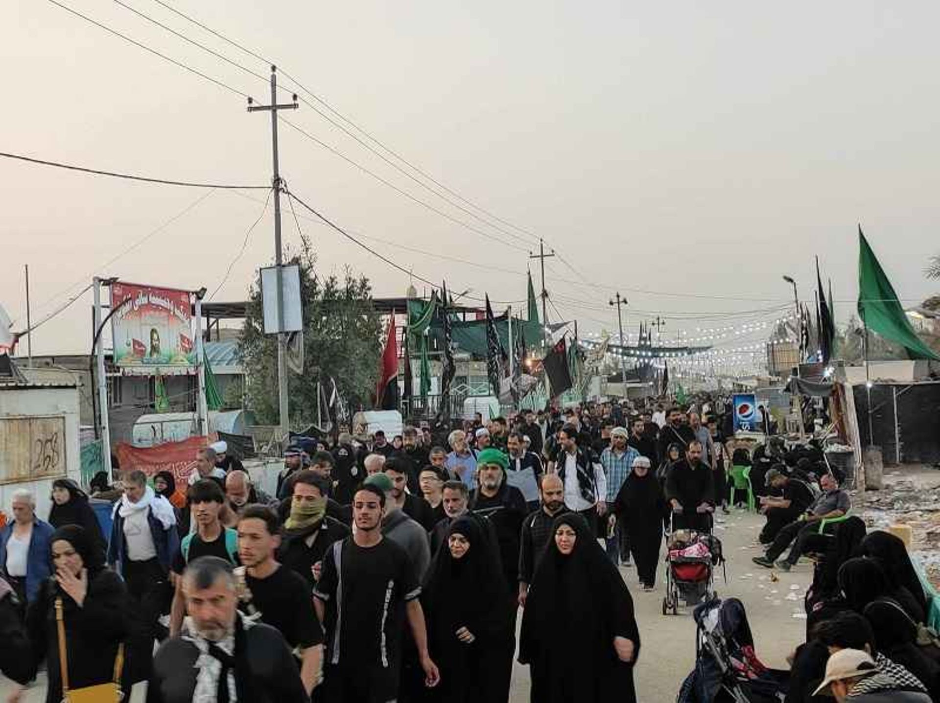 خیل جمعیت در طریق الحسین 
