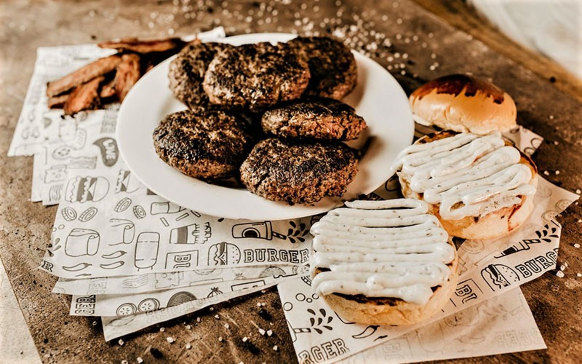 همبرگر در بشقاب سرو