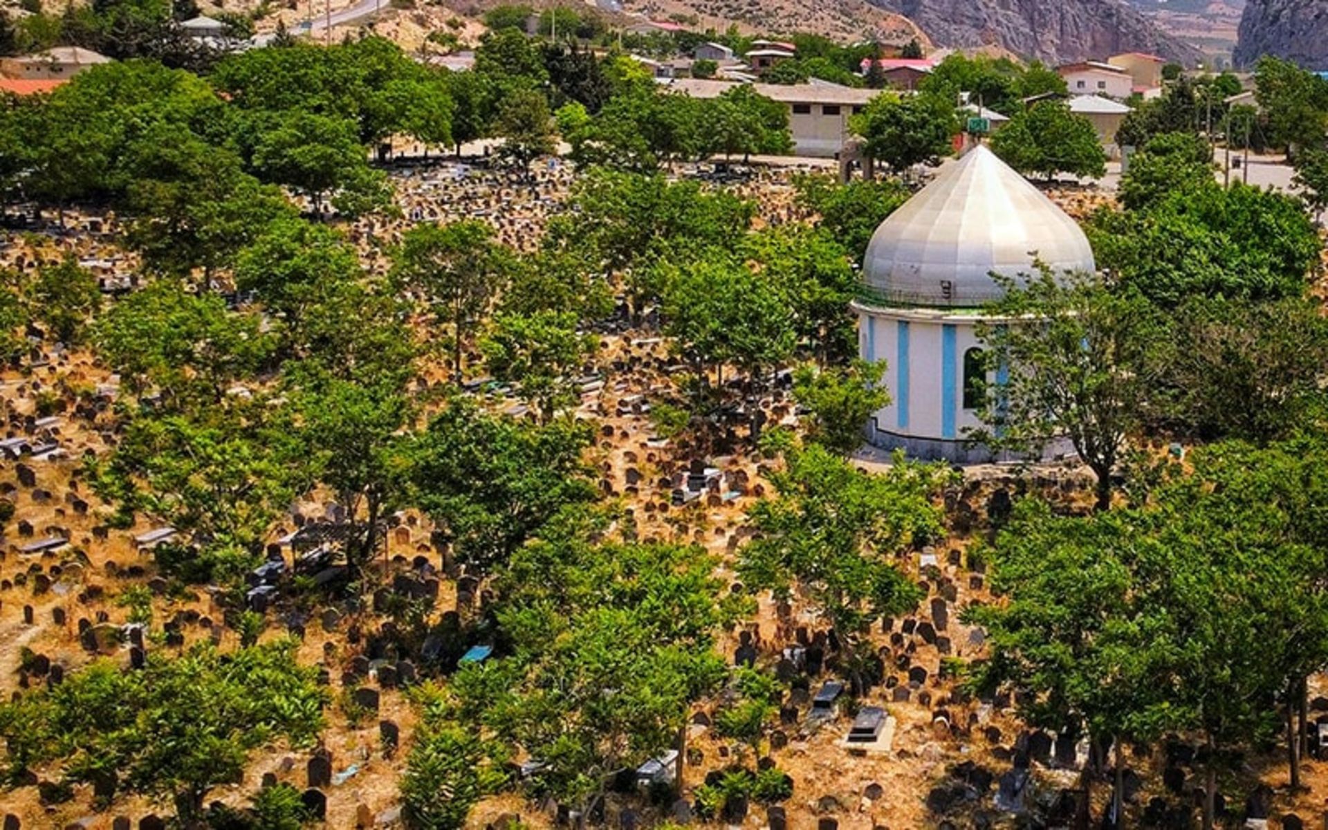 عکس هوایی از قبرستان سفید چاه، منبع عکس: گوگل مپ، عکاس: mohammad yakhkeshi 