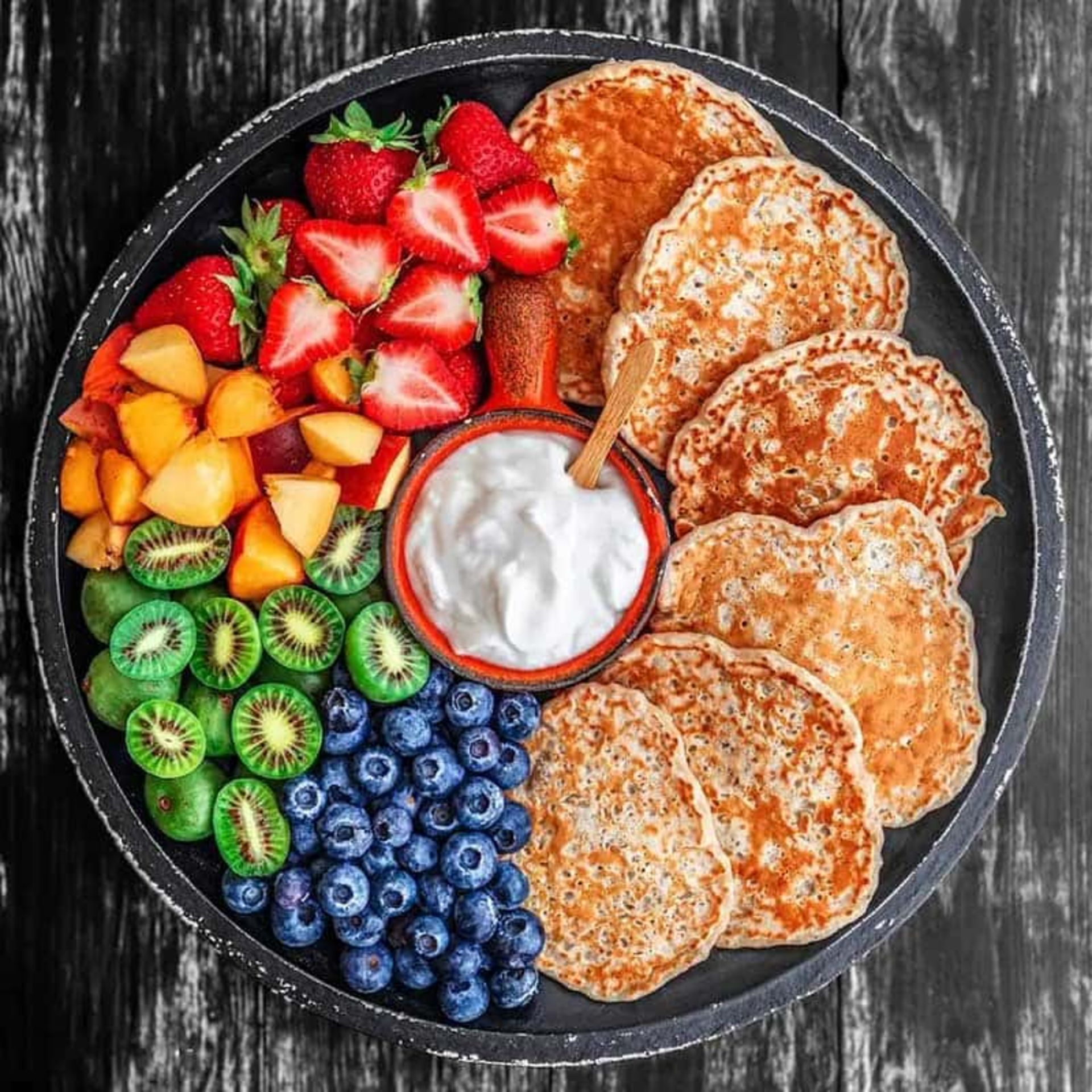 پنکیک خانگی به همراه میوه؛ منبع عکس: instagram.com/vegan.dy؛ نام عکاس: Andy