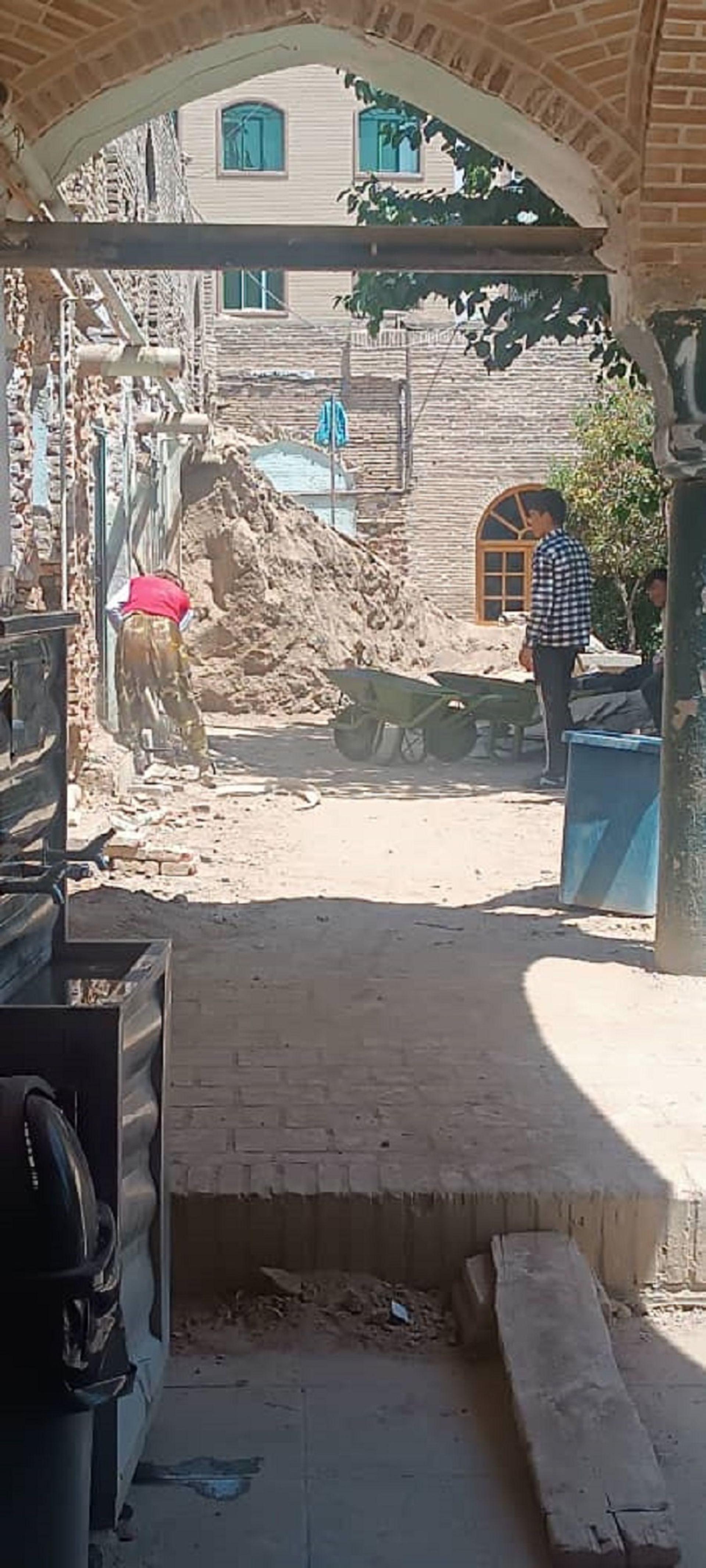 کارگران مشغول کار در مسجد تاریخی
